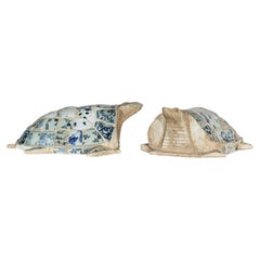 Paar Vintage Schildkröten mit antiken blauen und weißen Porzellan-Mosaikschalen