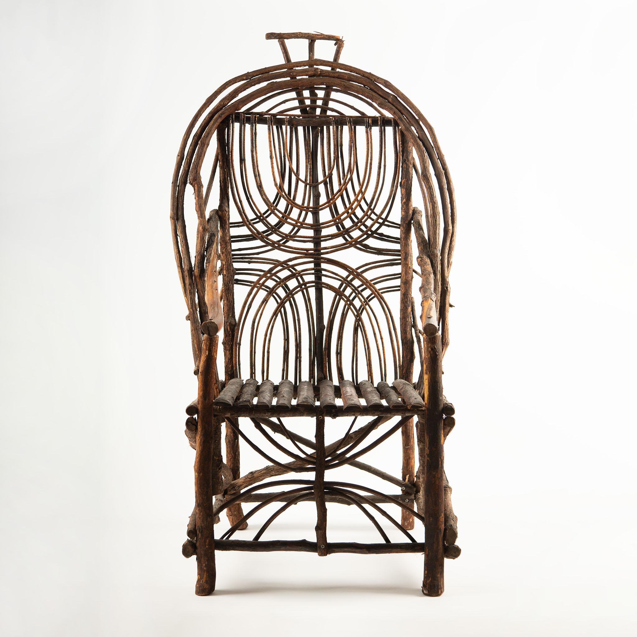 Pareja de sillas Adirondack vintage de ramitas y palos, fabricadas a mano con ramitas y palos curvados en un distintivo diseño rústico, con intrincados motivos geométricos y en forma de abanico en el respaldo y el delantal. Probablemente de mediados
