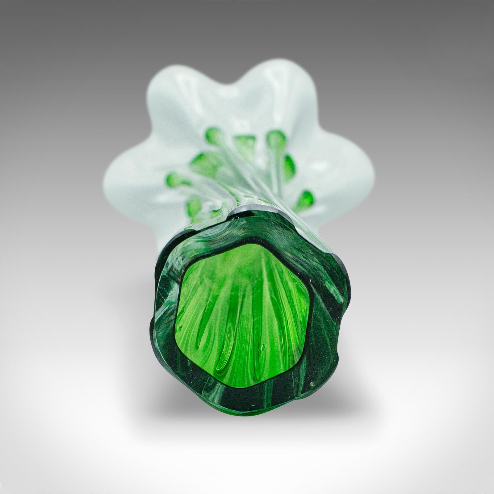 Coppia di vasi d'epoca a stelo ritorto, francesi, vetro artistico, manica di fiori, metà del secolo scorso in vendita 2