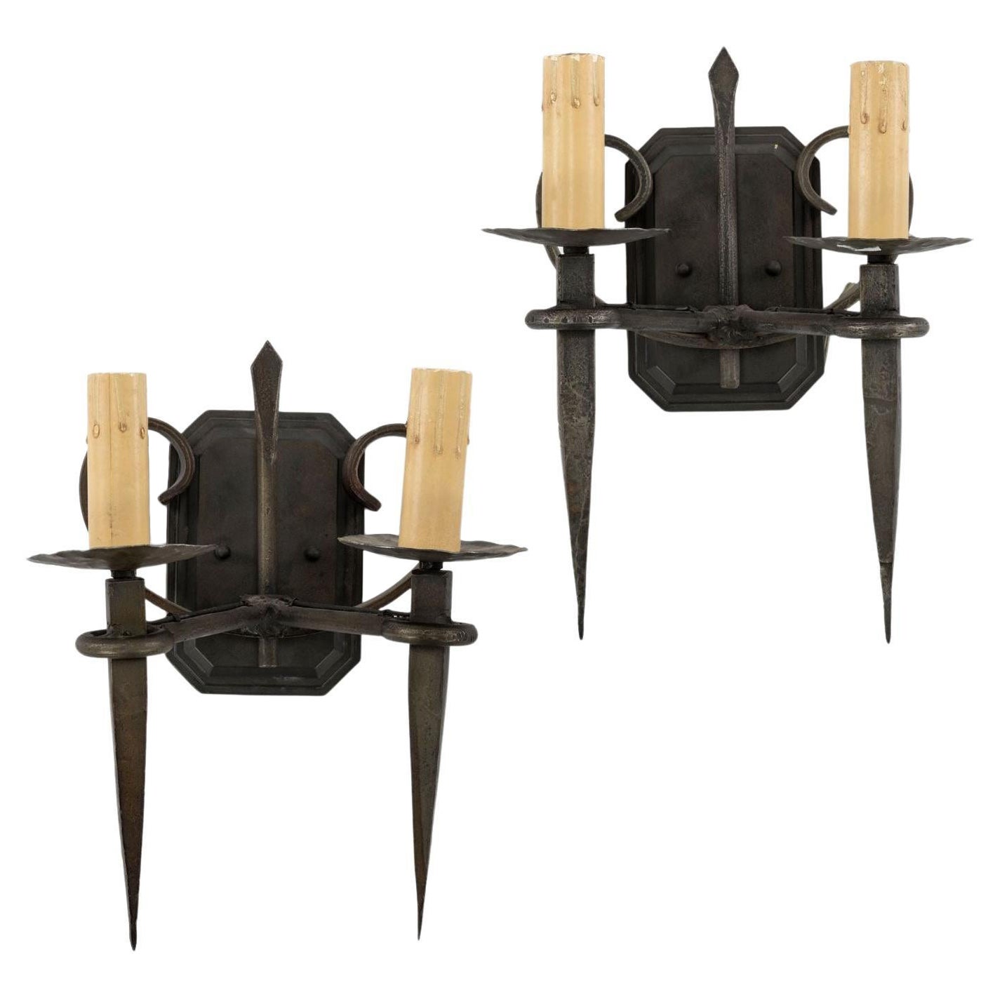 Coppia di lampade in ferro a due bracci vintage in vendita