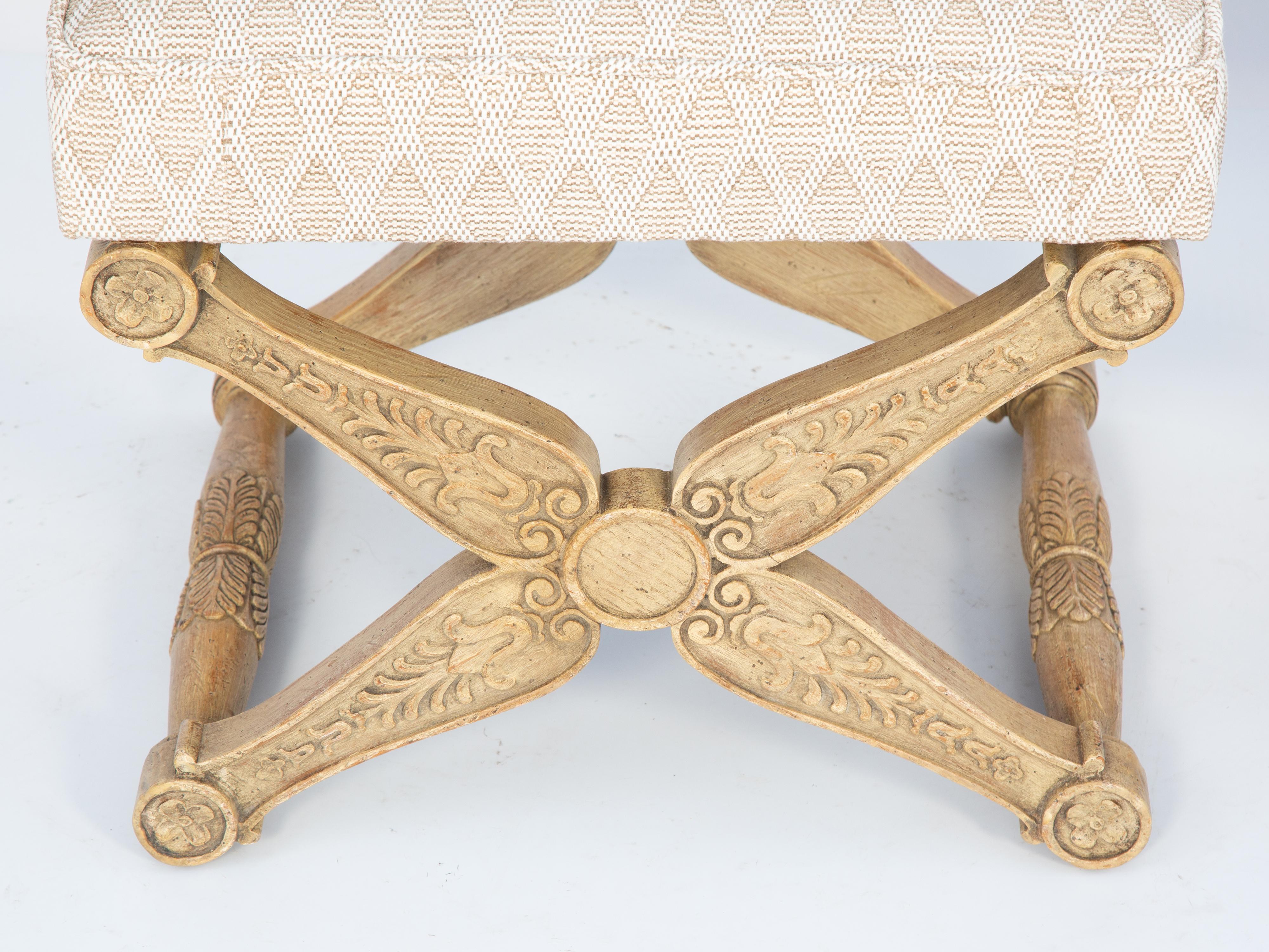 Coppia di panche d'epoca in stile curcule, ciascuna con seduta rettangolare imbottita a corona, su una base a X, le gambe intagliate con dettagli anthemion che terminano con rosette, unite da barelle tornite intagliate a foliato.

Contattaci per