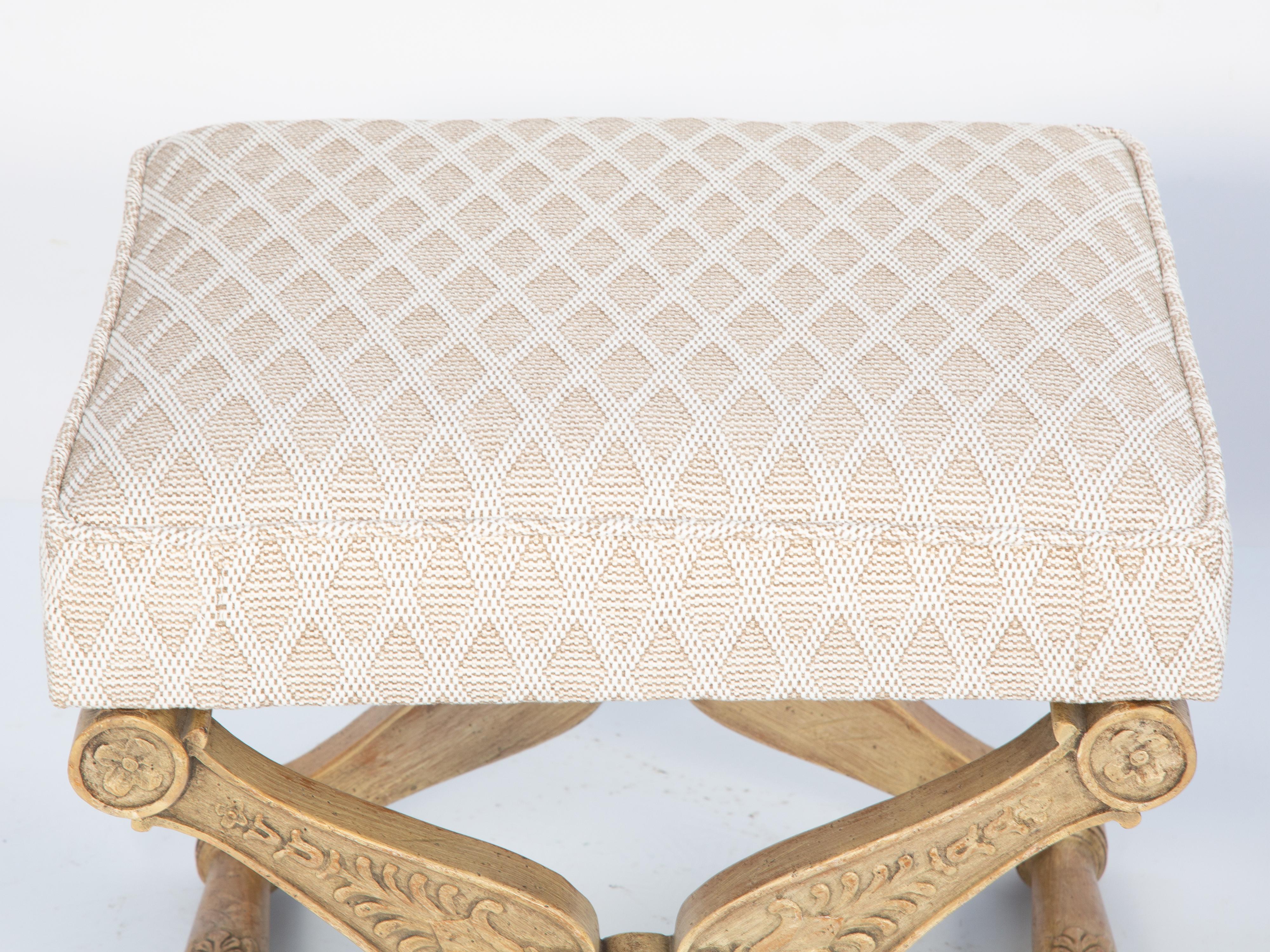 Neoclassico Coppia di panche imbottite d'epoca in legno intagliato Wood Curcule di Baker in vendita