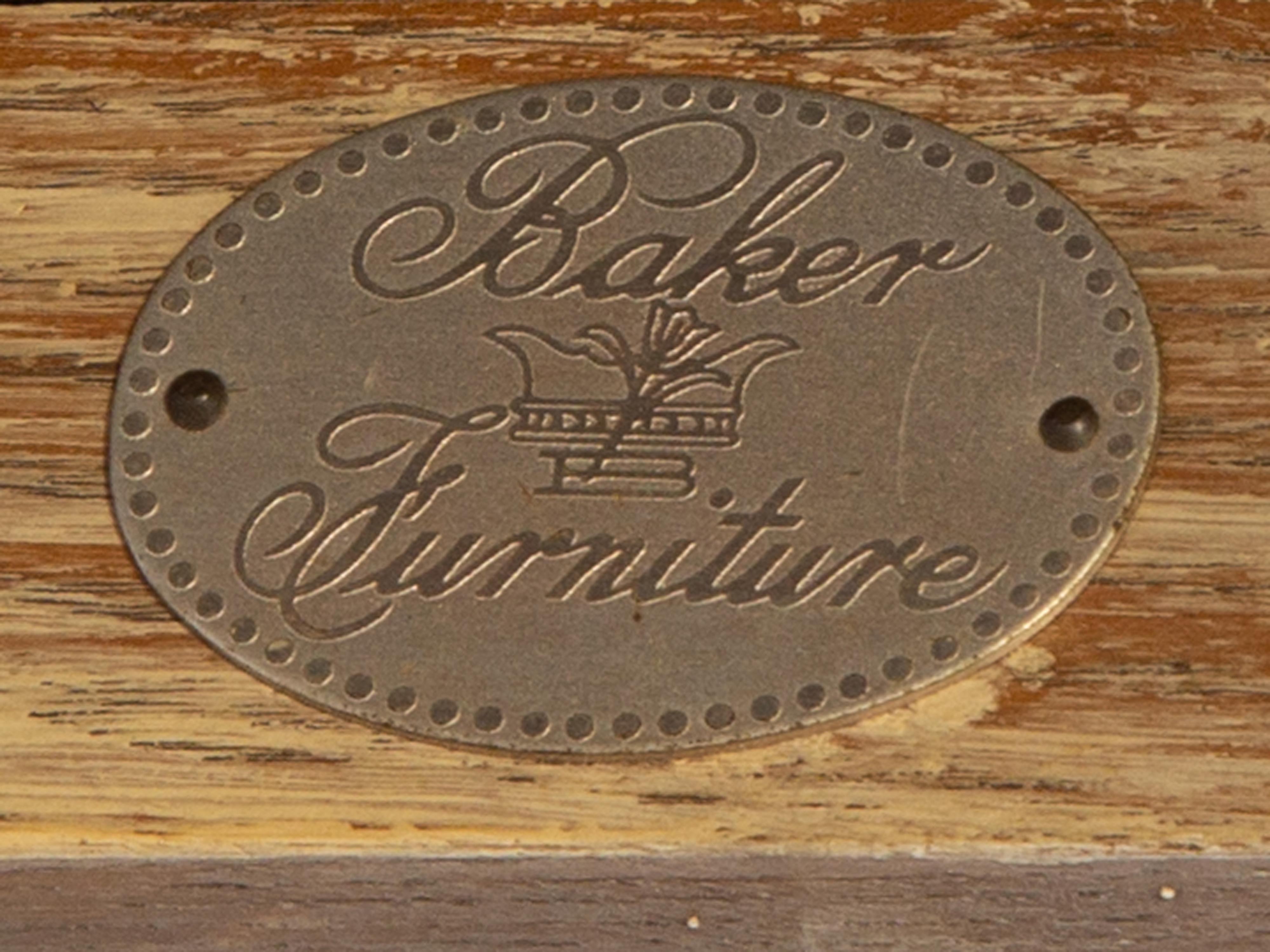 Tappezzeria Coppia di panche imbottite d'epoca in legno intagliato Wood Curcule di Baker in vendita
