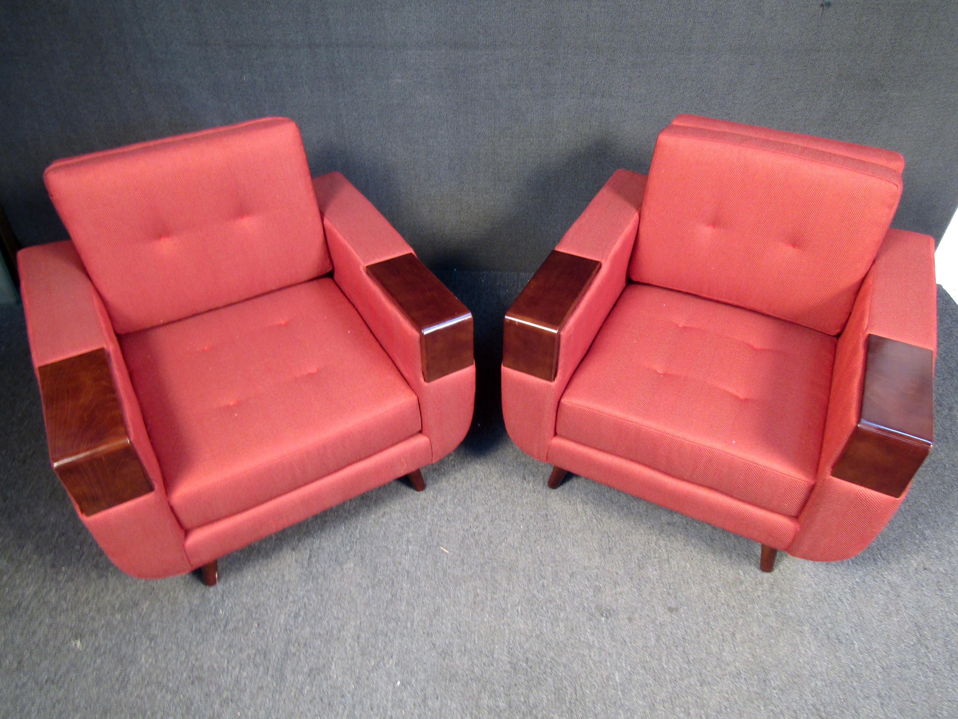 Mid-Century Modern Pair of Vintage Upholstered Lounge Chairs For Sale