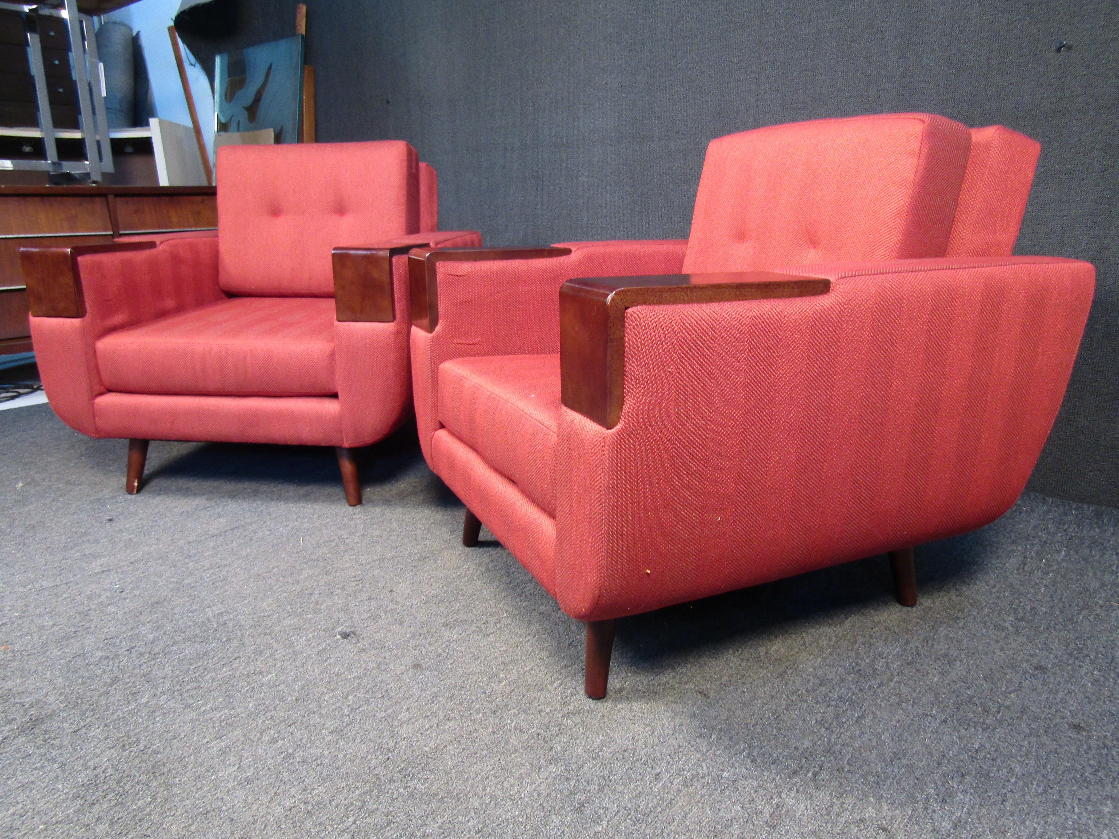 Pair of Vintage Upholstered Lounge Chairs In Good Condition For Sale In Brooklyn, NY