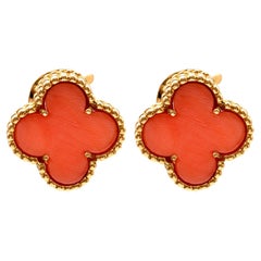Coppia di fermagli d'epoca Van Cleef & Arpels in corallo francese e oro giallo 18 carati Alhambra