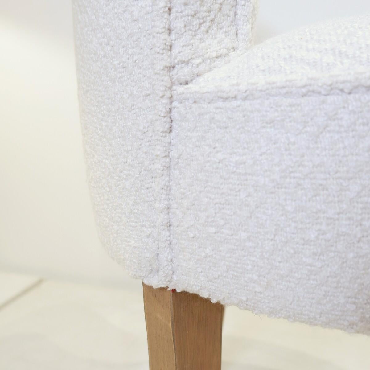 Paar Vintage Vanity Hocker Stühle - Holz und weißem Boucle-Stoff im Angebot 5