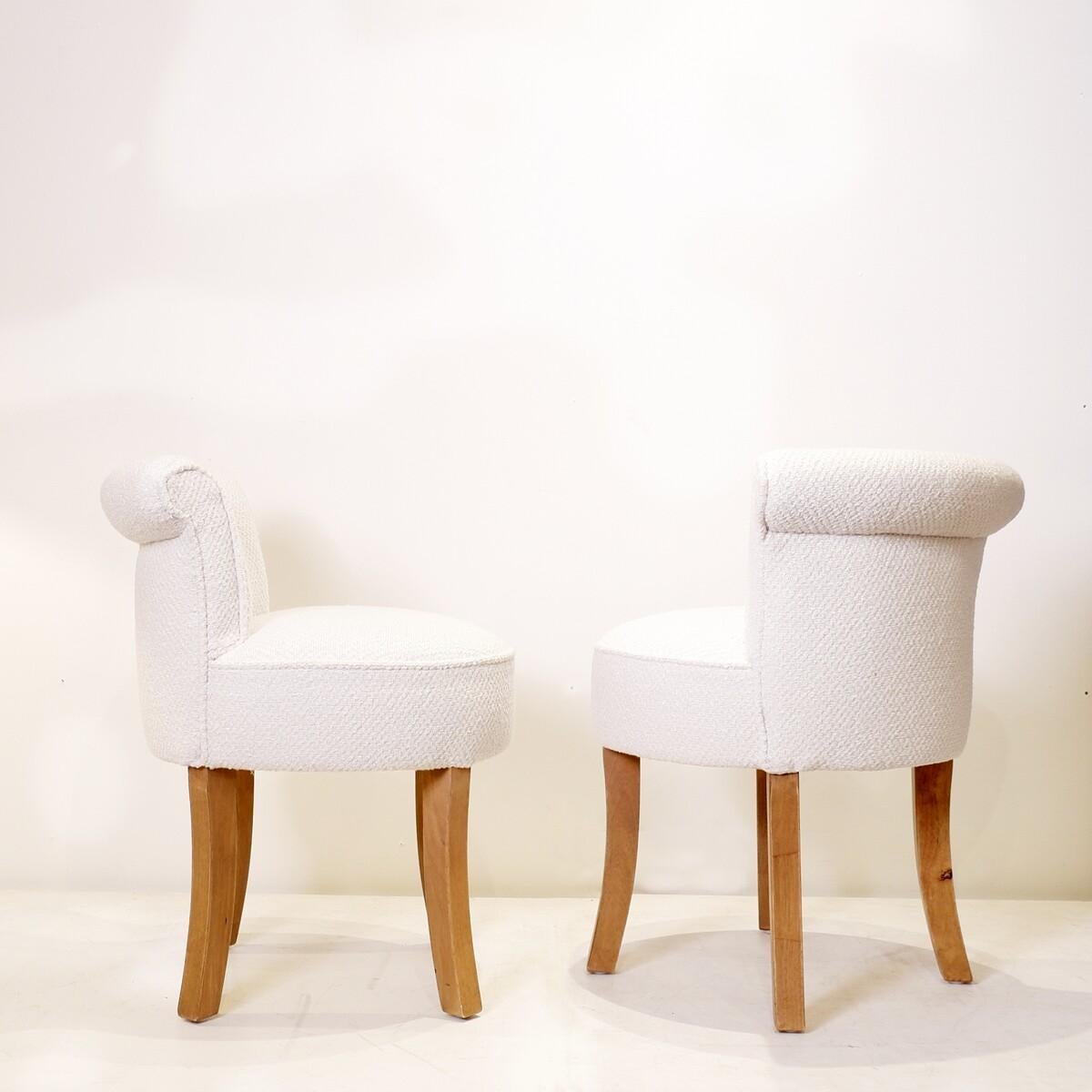Paar Vintage Vanity Hocker Stühle - Holz und weißem Boucle-Stoff (Moderne der Mitte des Jahrhunderts) im Angebot