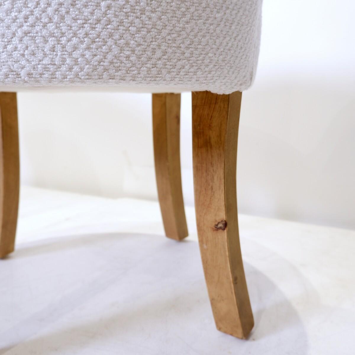 Paar Vintage Vanity Hocker Stühle - Holz und weißem Boucle-Stoff im Angebot 3