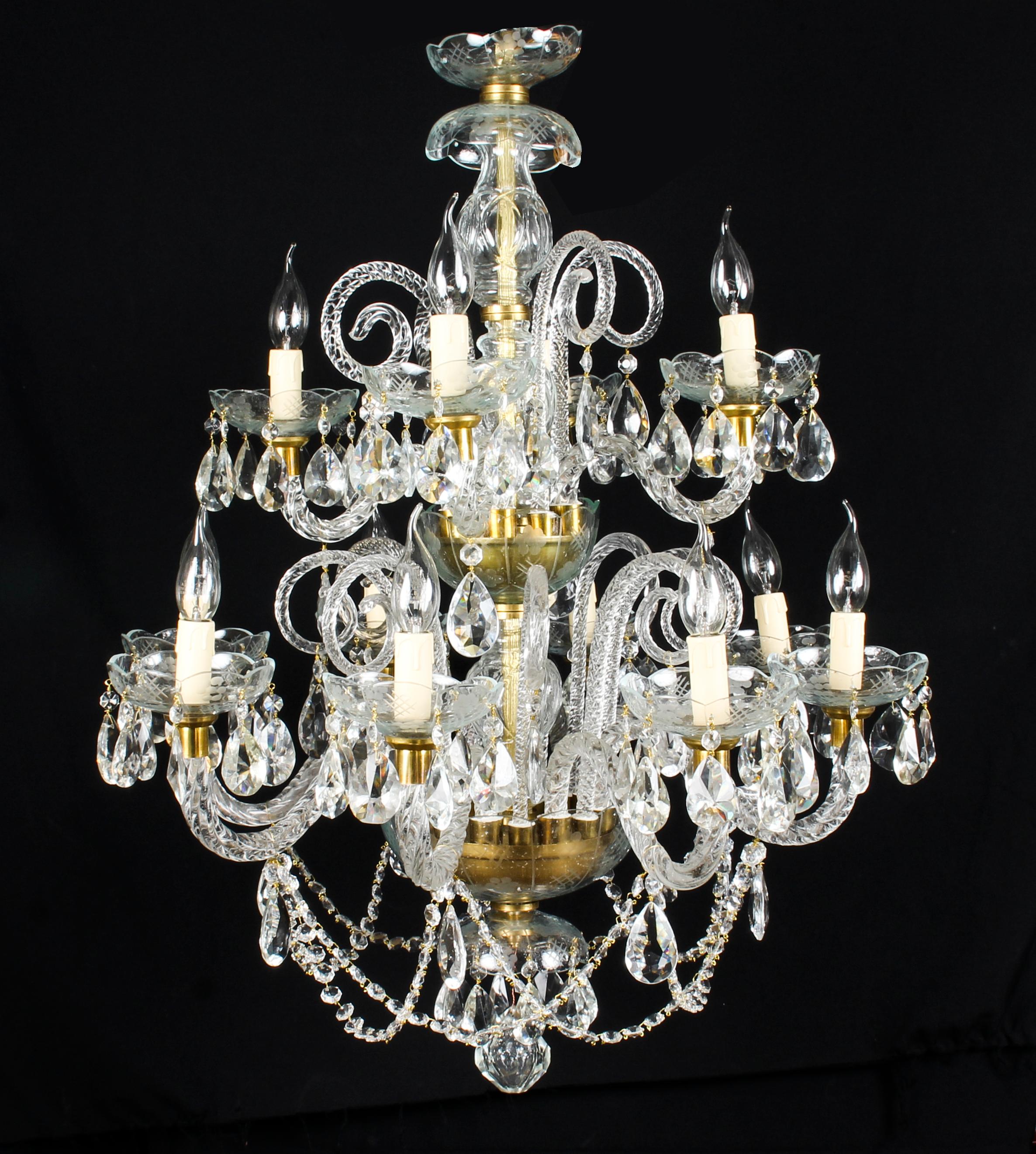 Si tratta di una bellissima coppia di lampadari vintage in cristallo veneziano a due livelli con dodici luci ciascuno e bellissime gocce di cristallo trasparente, risalenti alla seconda metà del XX secolo.

Ci sono quattro luci su ogni piano