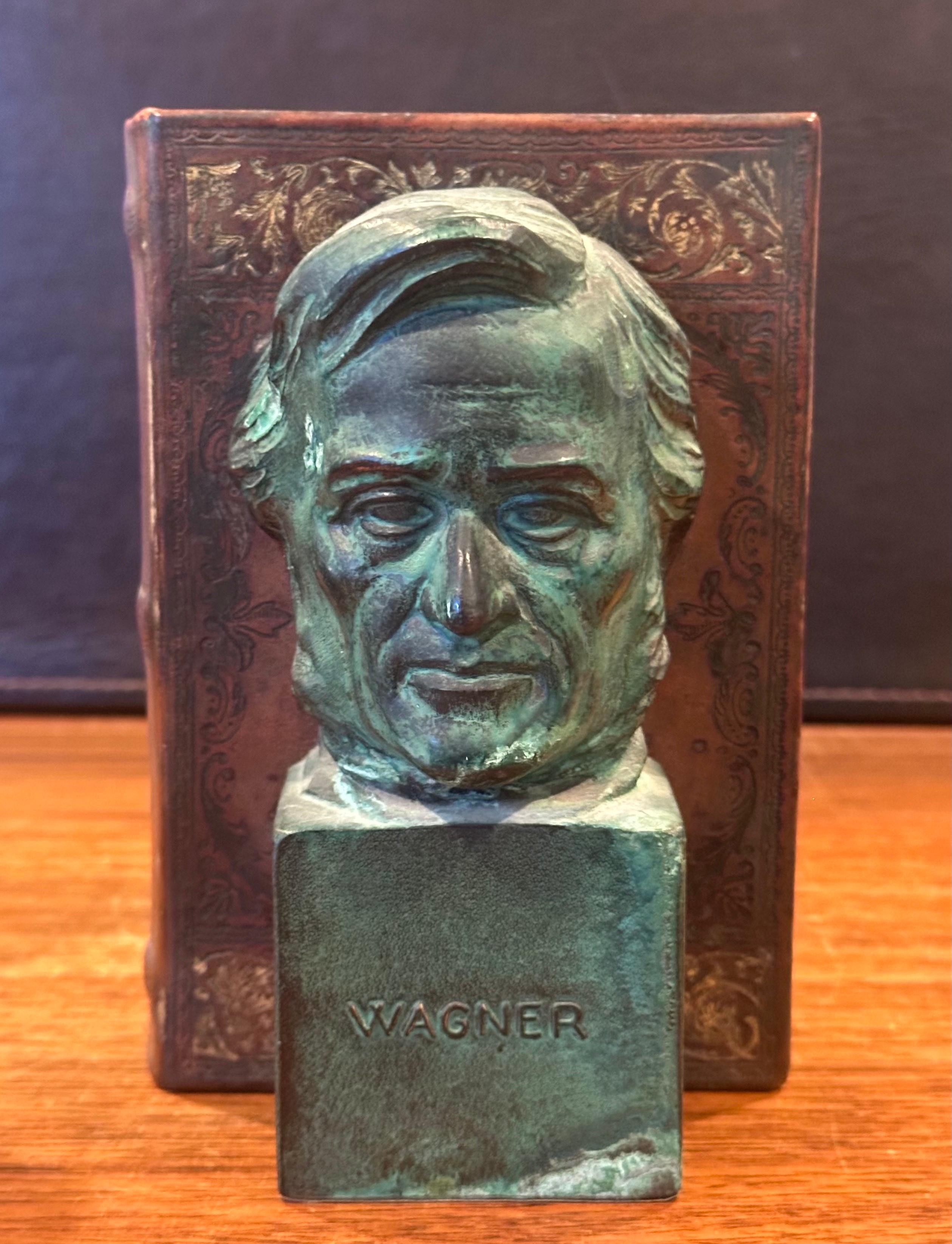 Coppia di reggilibri d'epoca in bronzo di Verdi e Wagner Compositore in vendita 4