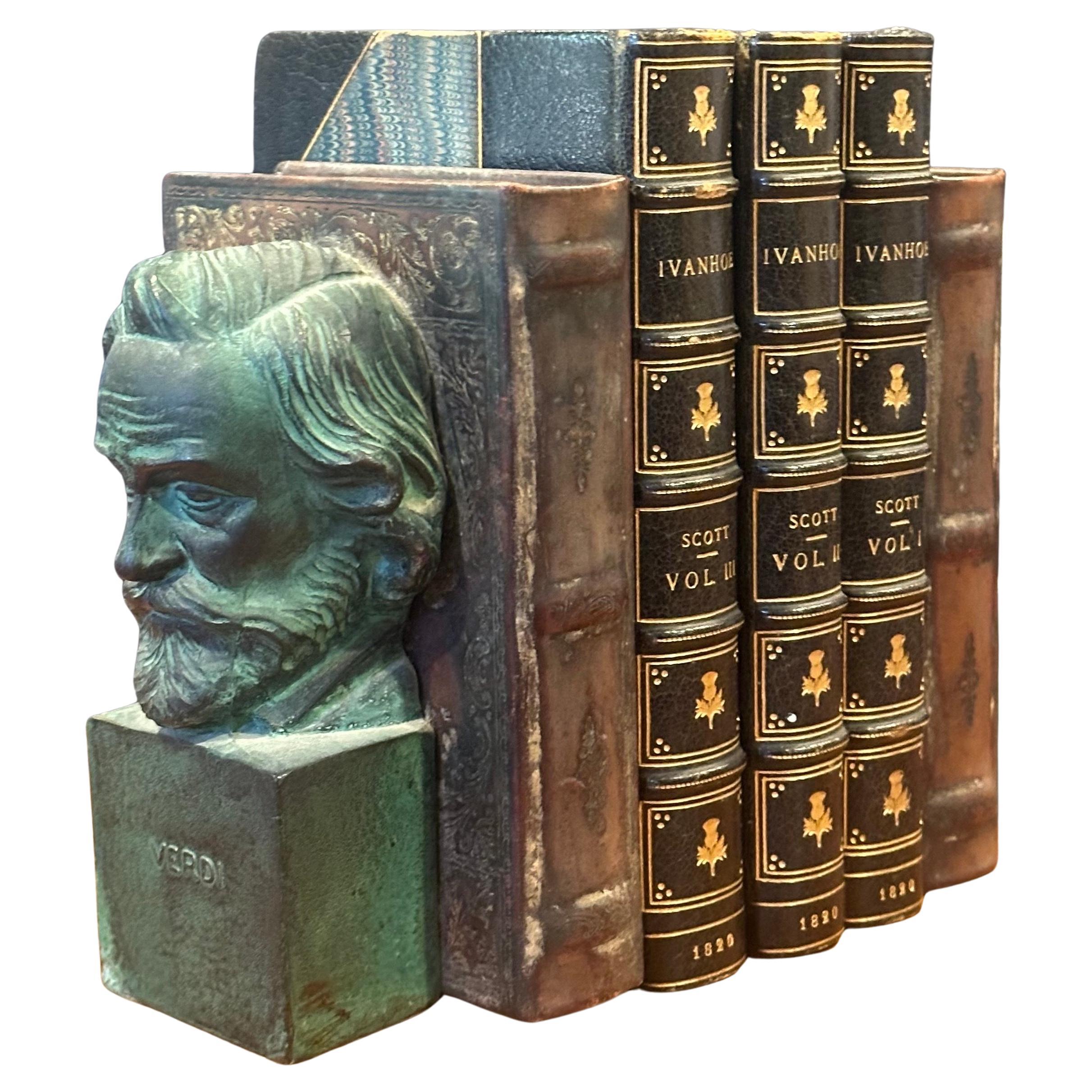 Una bella coppia di fermalibri d'epoca dei compositori Verdi e Wagner in bronzo e legno, anni '80 circa.   La coppia è in ottime condizioni vintage e misura 6