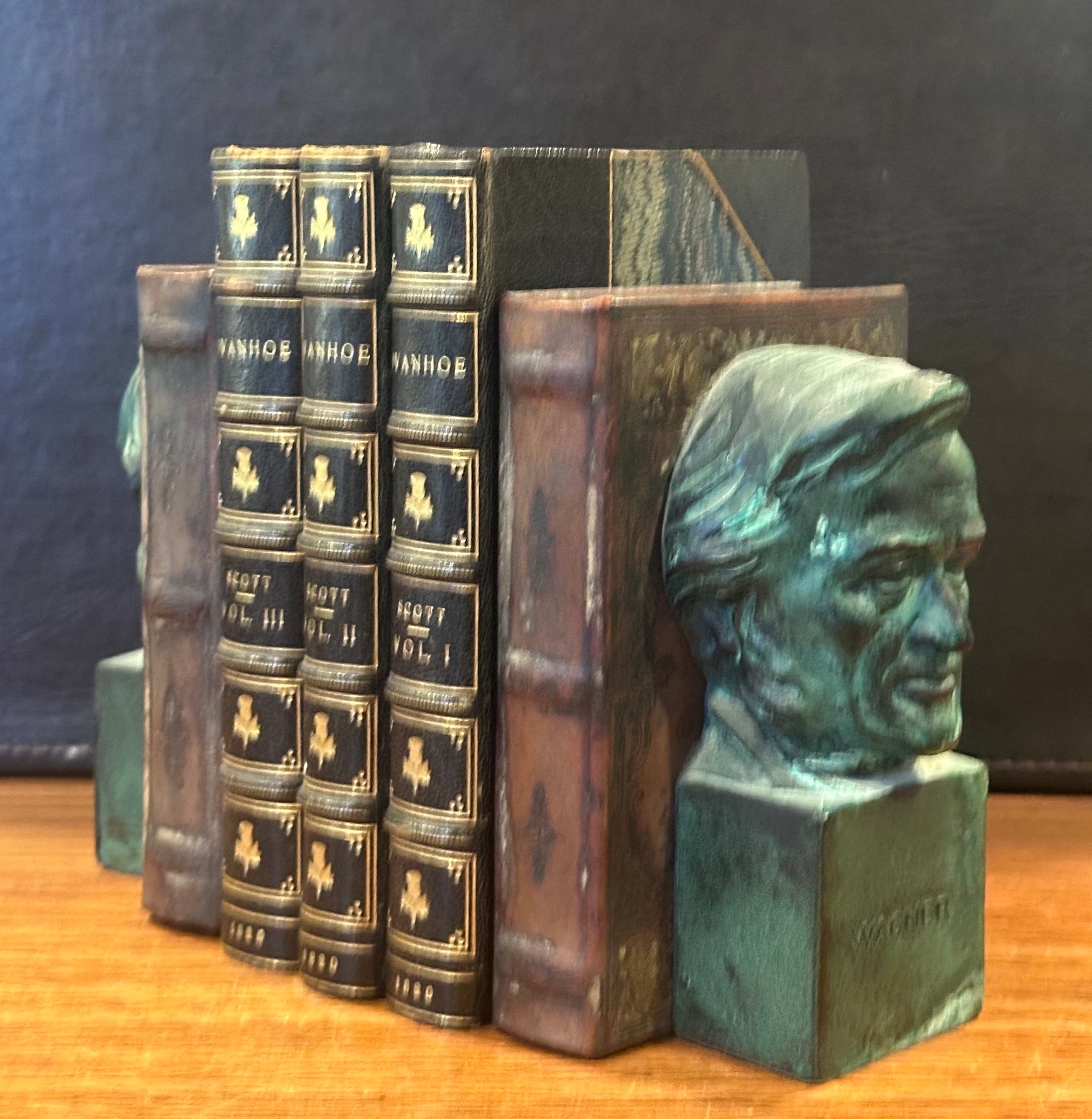 Coppia di reggilibri d'epoca in bronzo di Verdi e Wagner Compositore In condizioni buone in vendita a San Diego, CA