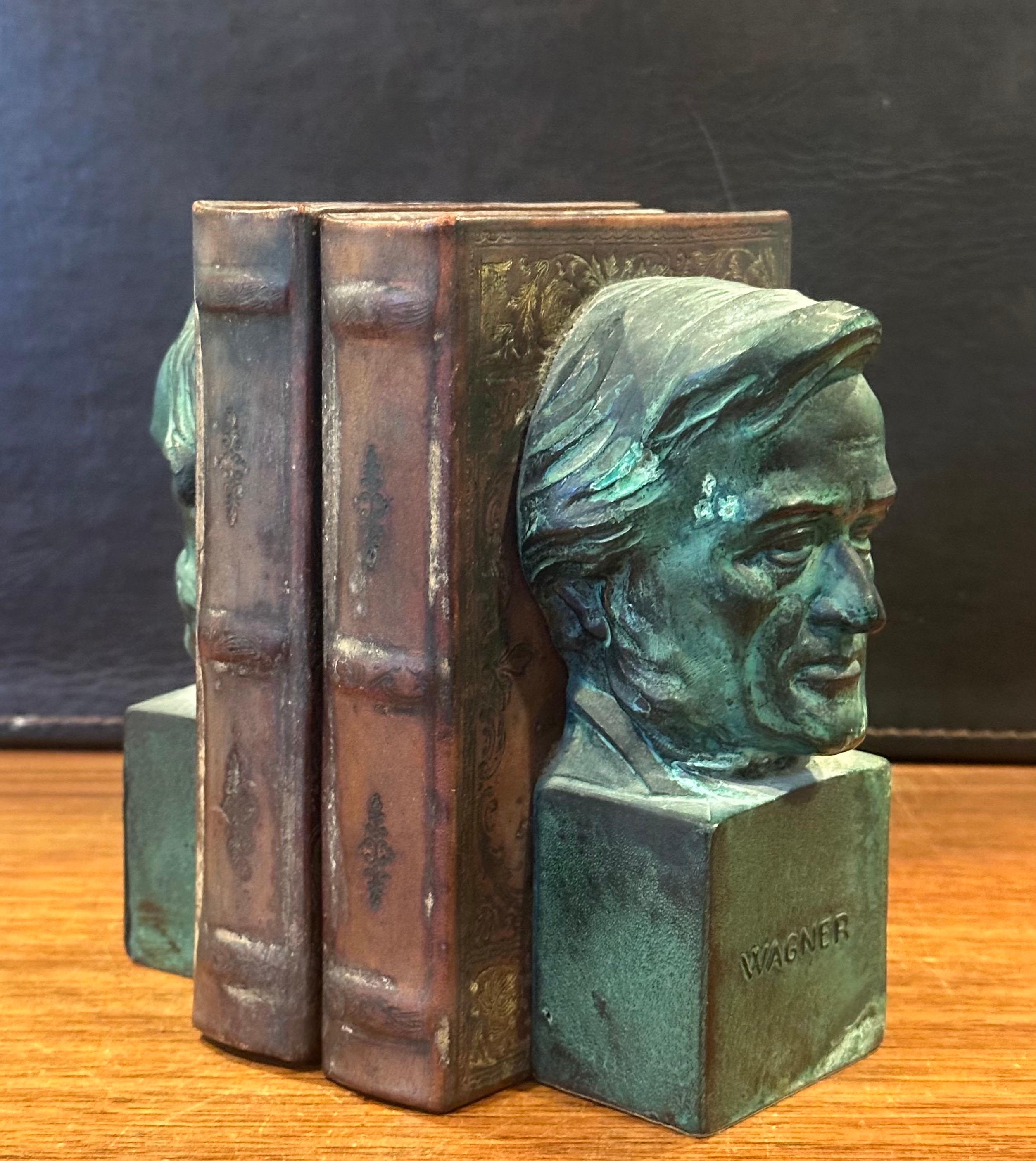 Coppia di reggilibri d'epoca in bronzo di Verdi e Wagner Compositore in vendita 2