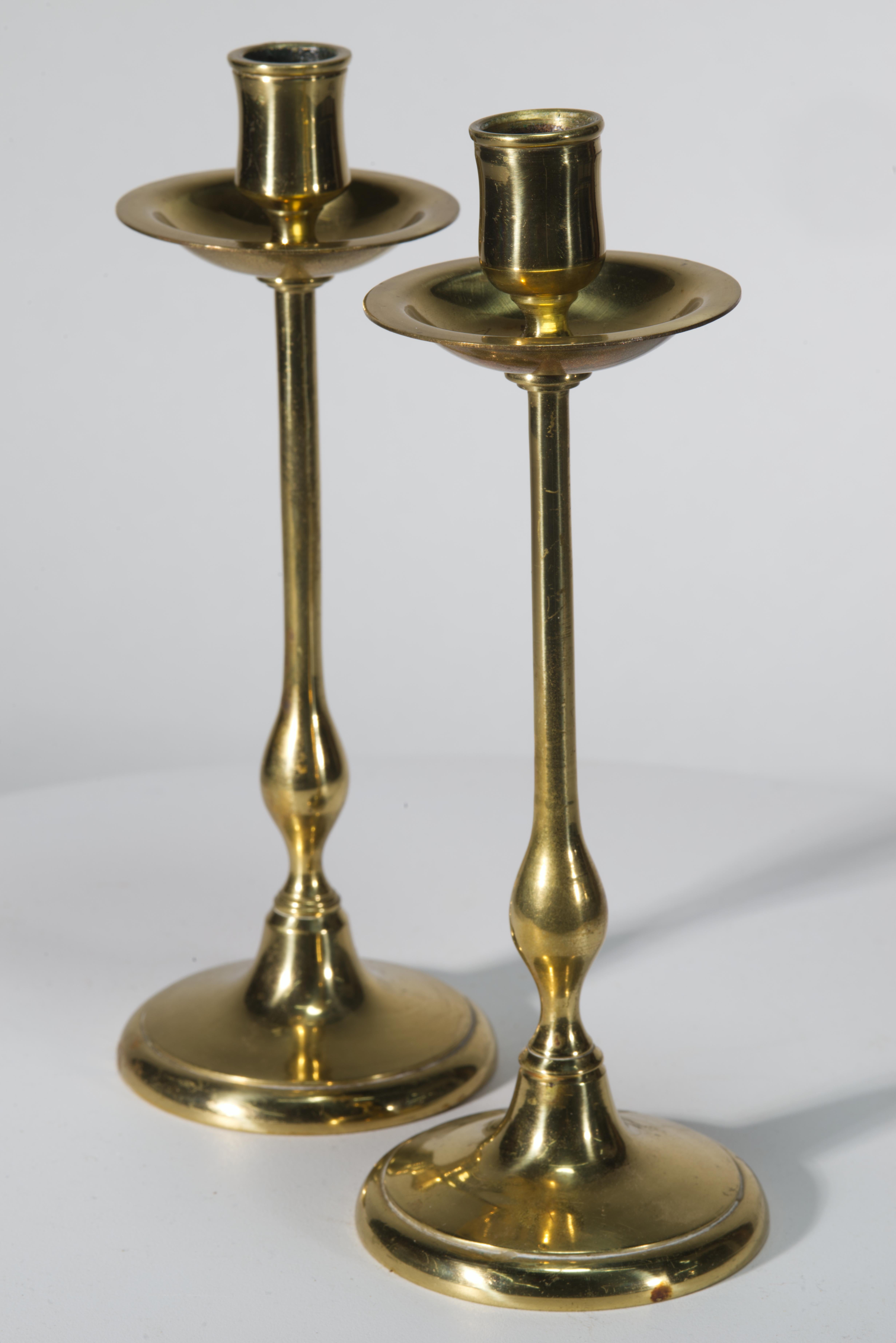 Ein Paar Kerzenleuchter aus Messing oder Bronze im viktorianischen Stil mit eleganter Balusterform und stromlinienförmigem Design. Jeder skulpturale, dekorative Kerzenständer hat eine robuste, stabile Form mit einer abgestuften, runden Basis, die in