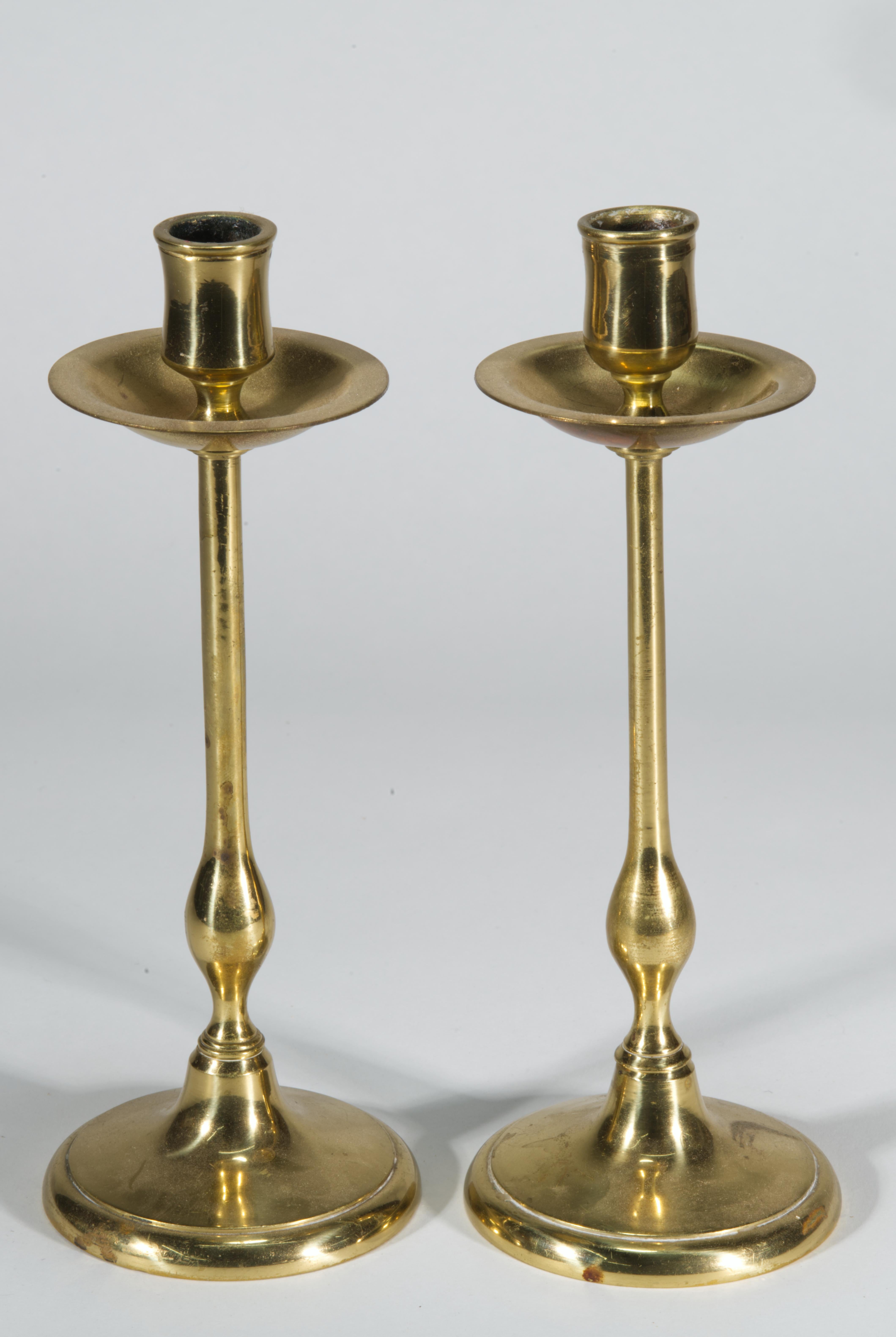 Paar Baluster-Kerzenhalter im viktorianischen Stil aus Messing, England 1930er Jahre (Viktorianisch) im Angebot