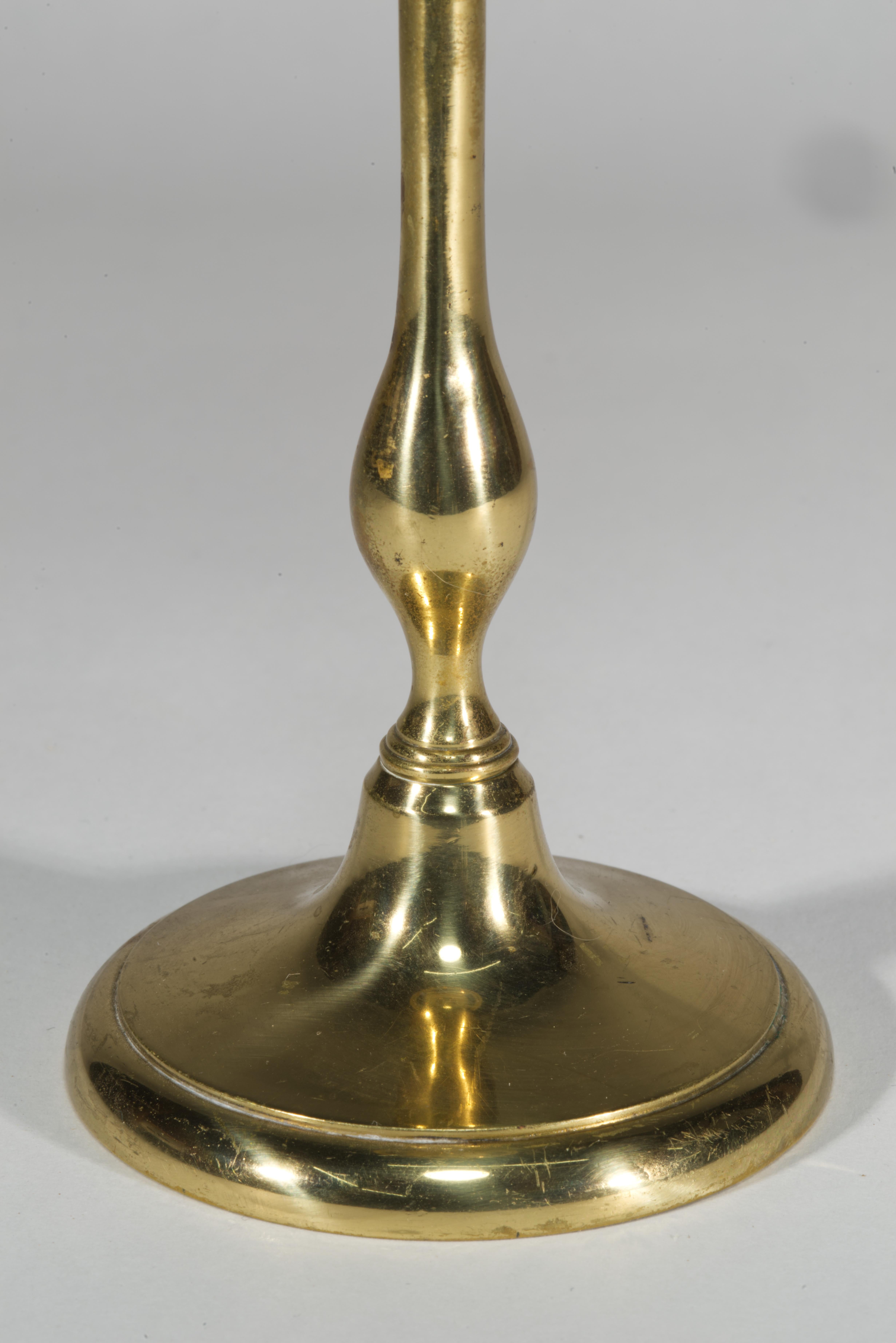 Paar Baluster-Kerzenhalter im viktorianischen Stil aus Messing, England 1930er Jahre (Englisch) im Angebot