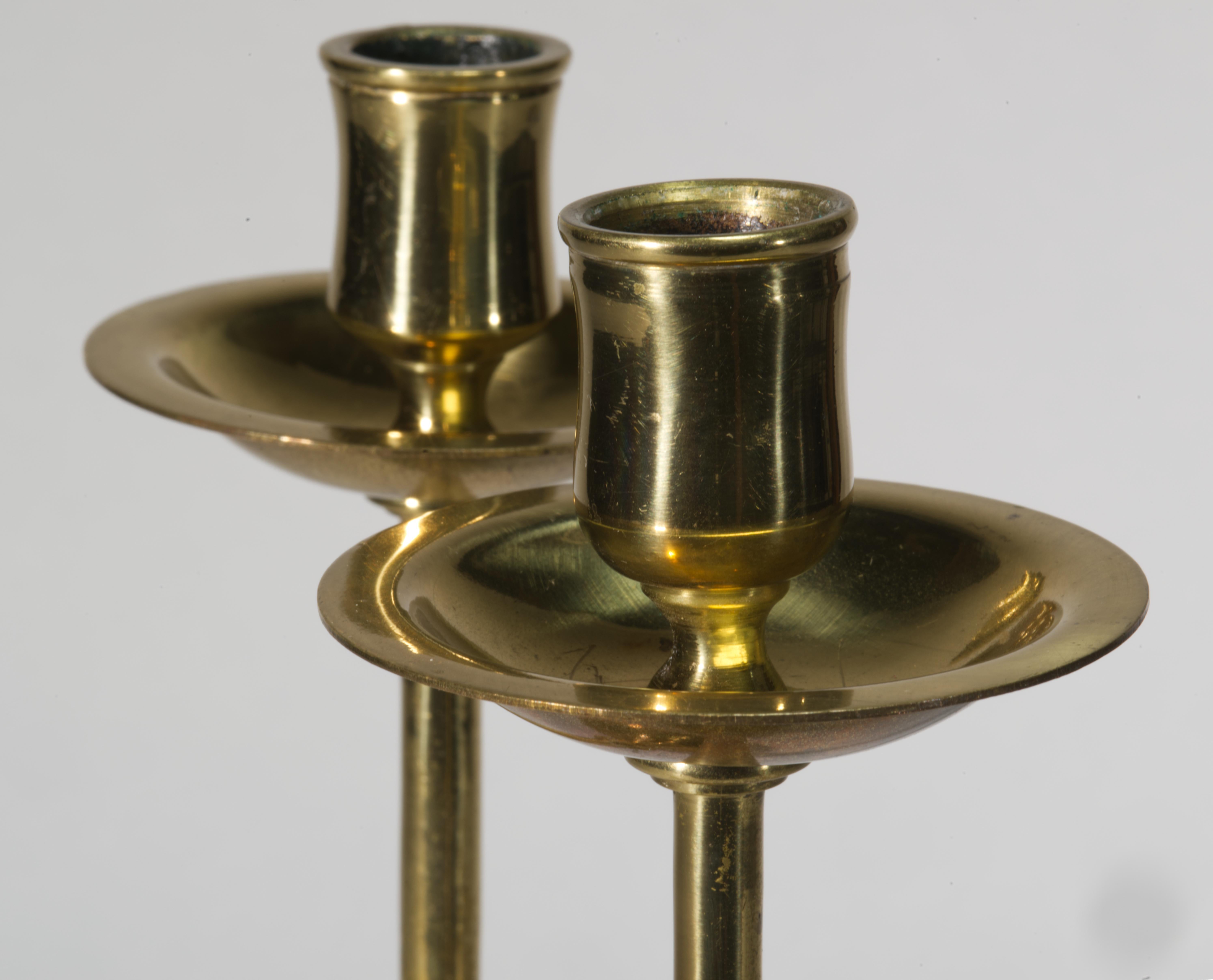 Paar Baluster-Kerzenhalter im viktorianischen Stil aus Messing, England 1930er Jahre (20. Jahrhundert) im Angebot