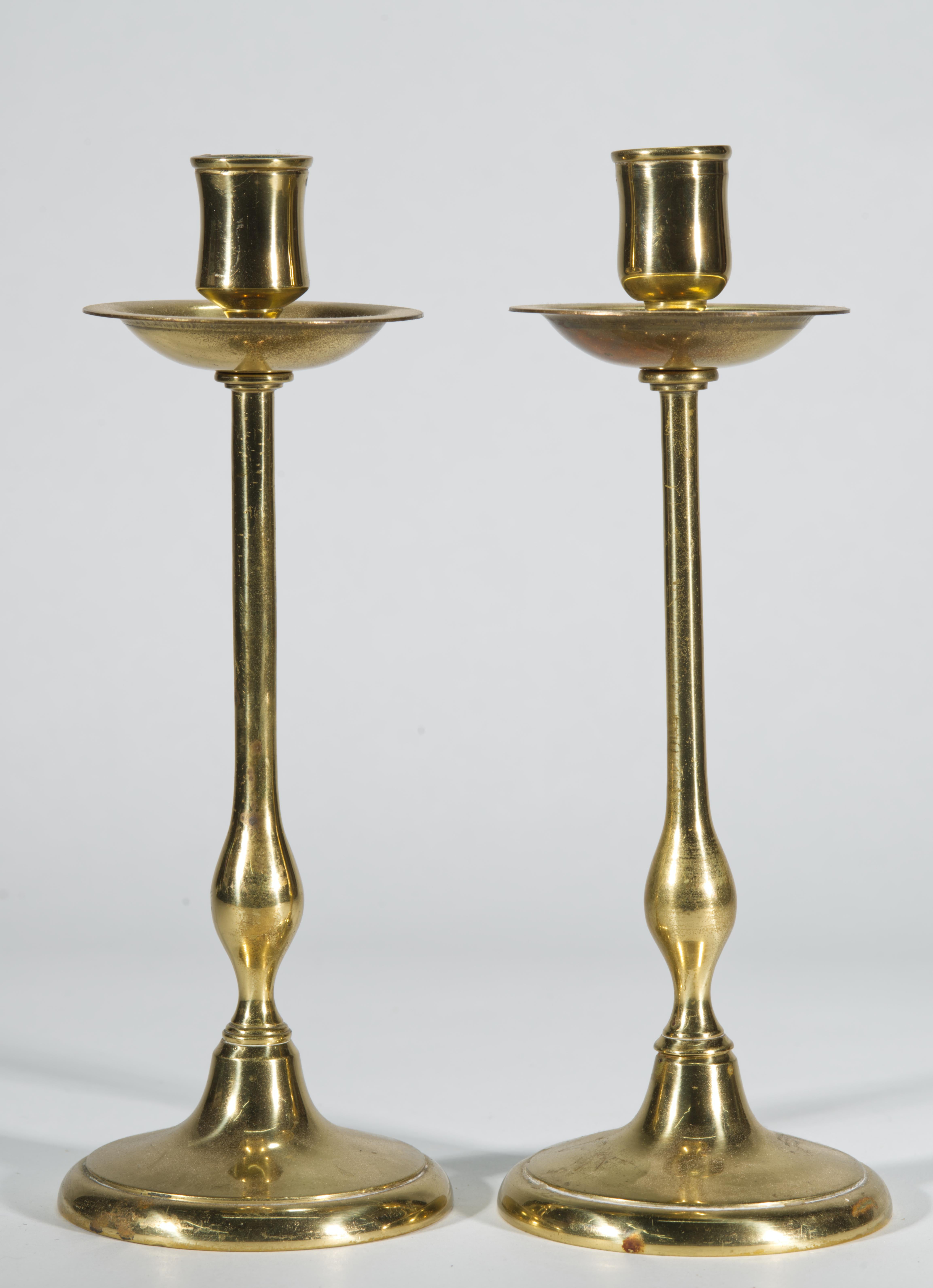 Paar Baluster-Kerzenhalter im viktorianischen Stil aus Messing, England 1930er Jahre im Angebot 1
