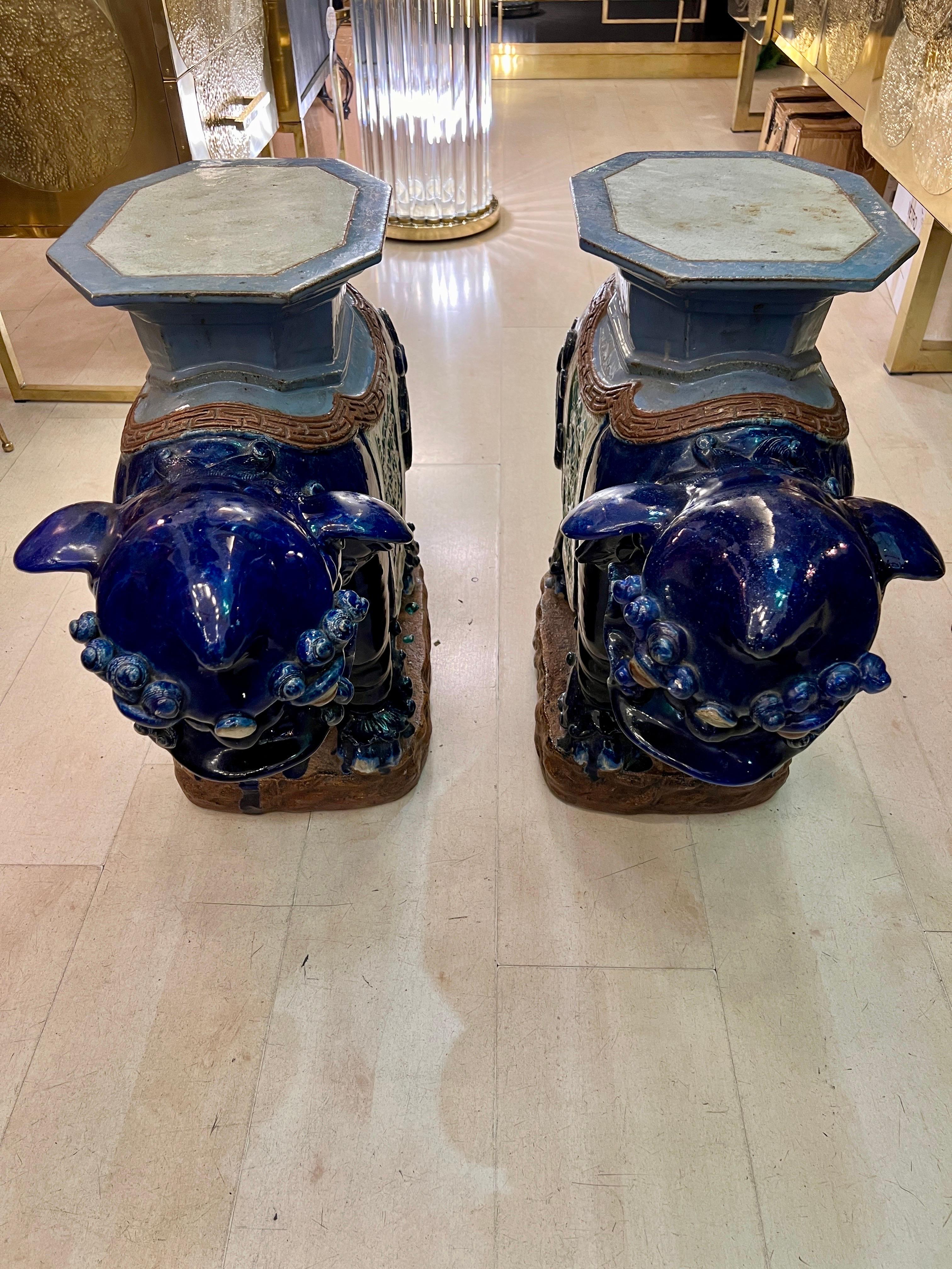 Paire de tables/tables à plantes vintage en céramique vietnamienne avec chiens Foo Bon état - En vente à Florence, IT