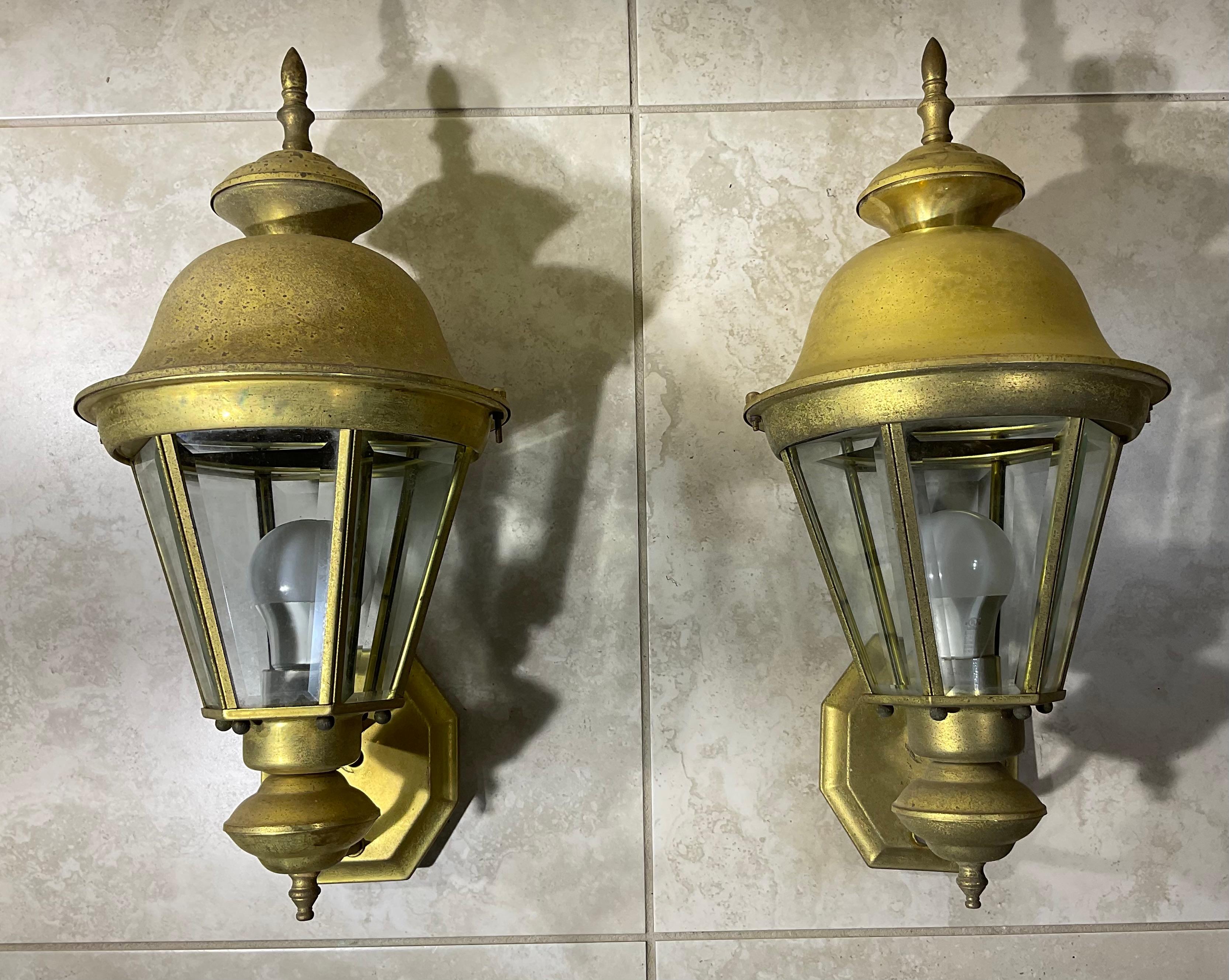 Pareja de farolillos vintage de latón para colgar en la pared en venta 3