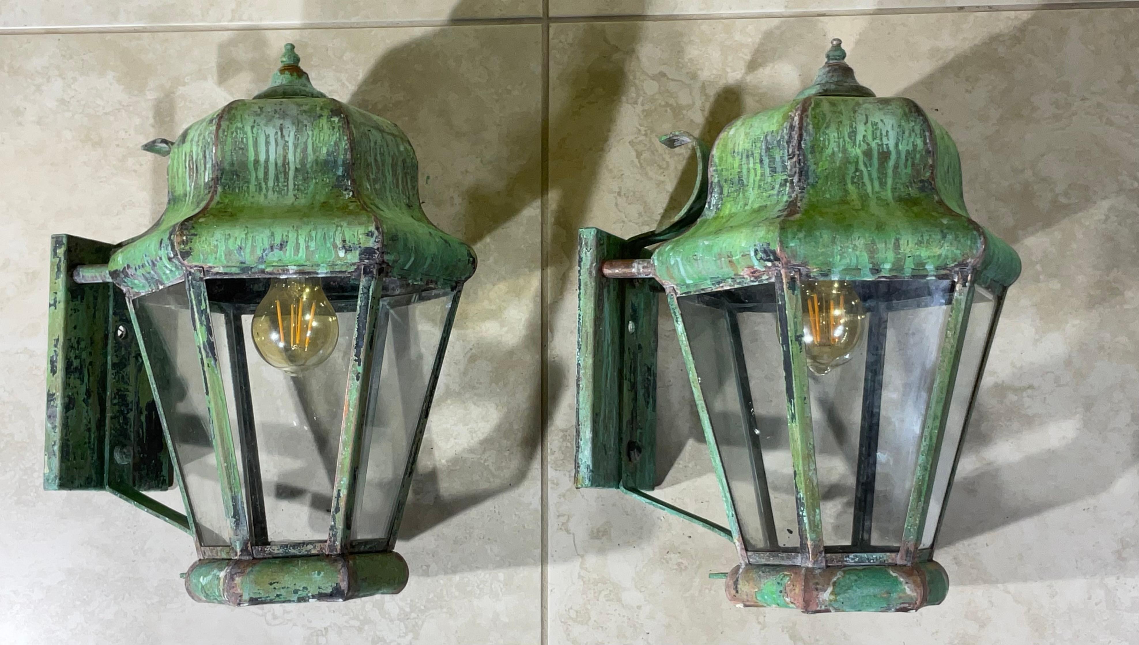 Pareja de farolillos vintage de latón para colgar en la pared en venta 3