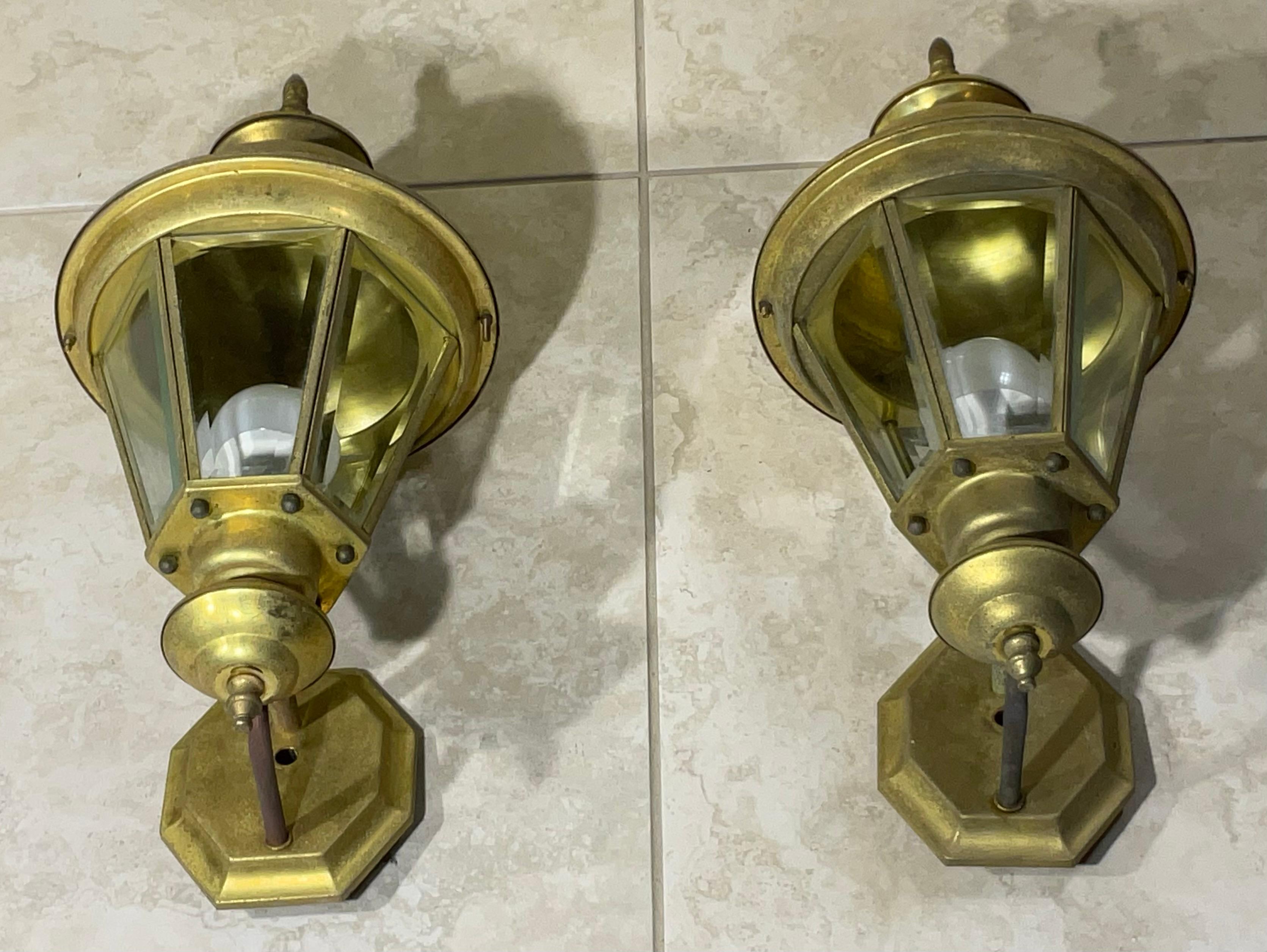 Pareja de farolillos vintage de latón para colgar en la pared en venta 4