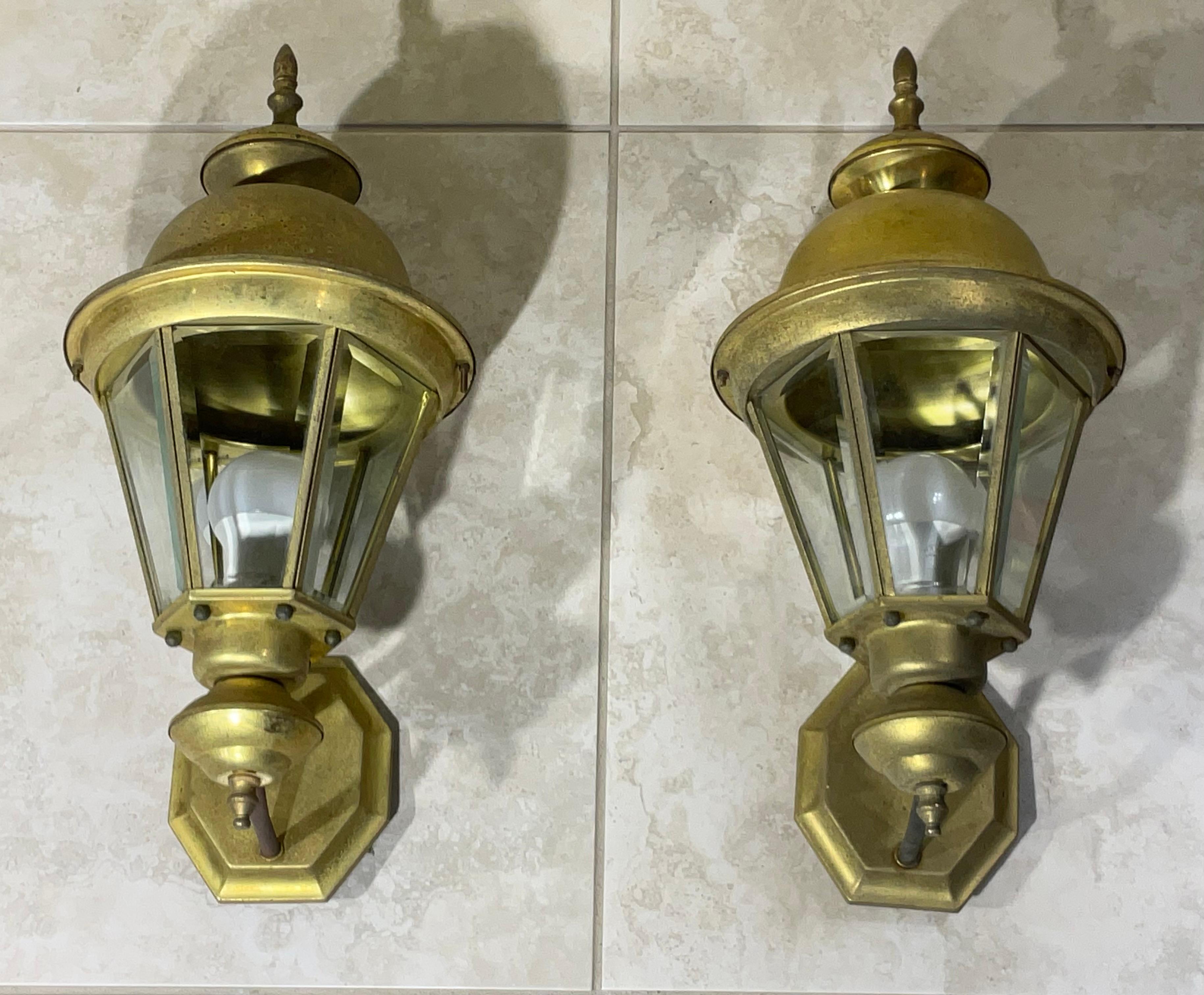 Pareja de farolillos vintage de latón para colgar en la pared en venta 5