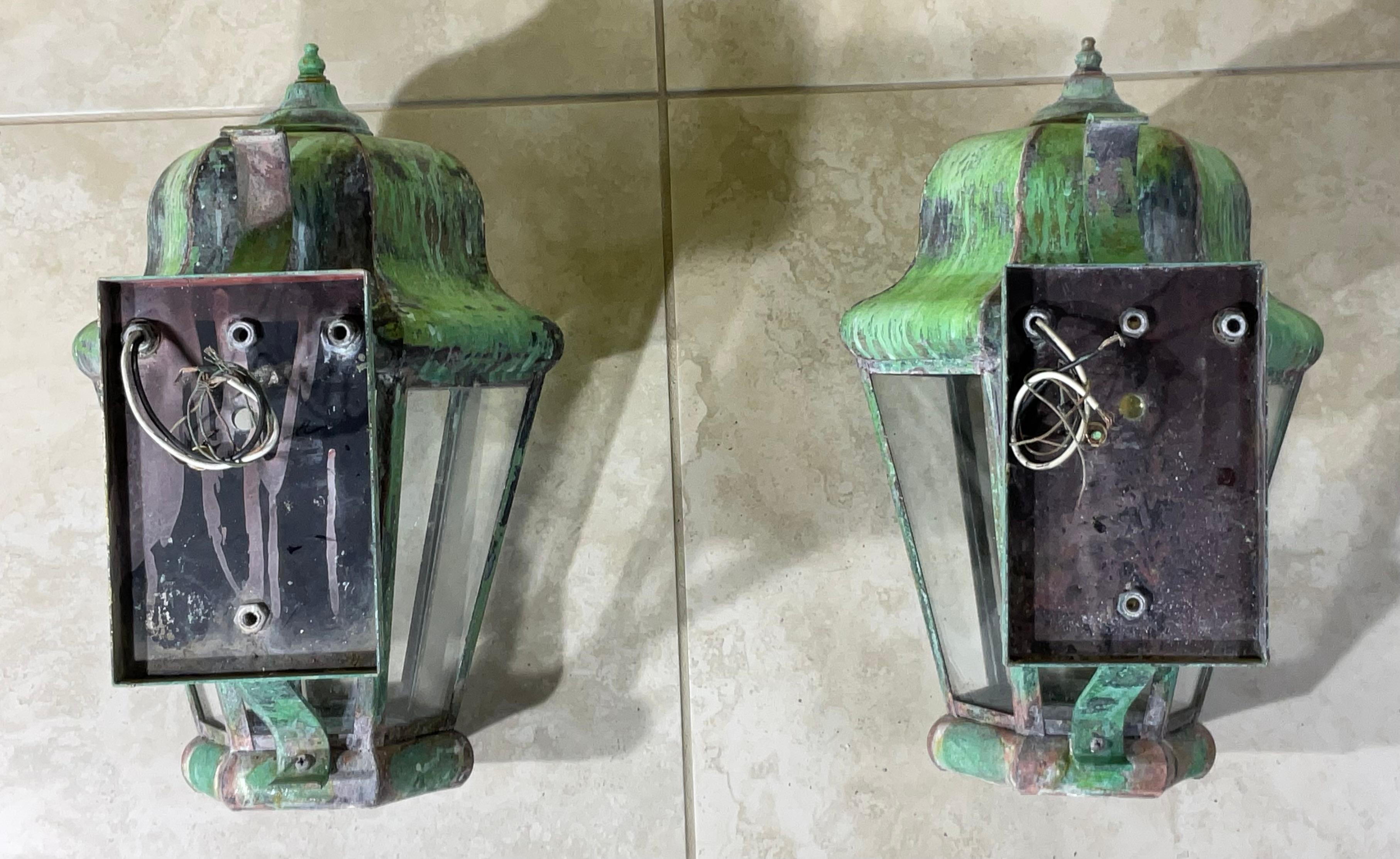 Pareja de farolillos vintage de latón para colgar en la pared en venta 5