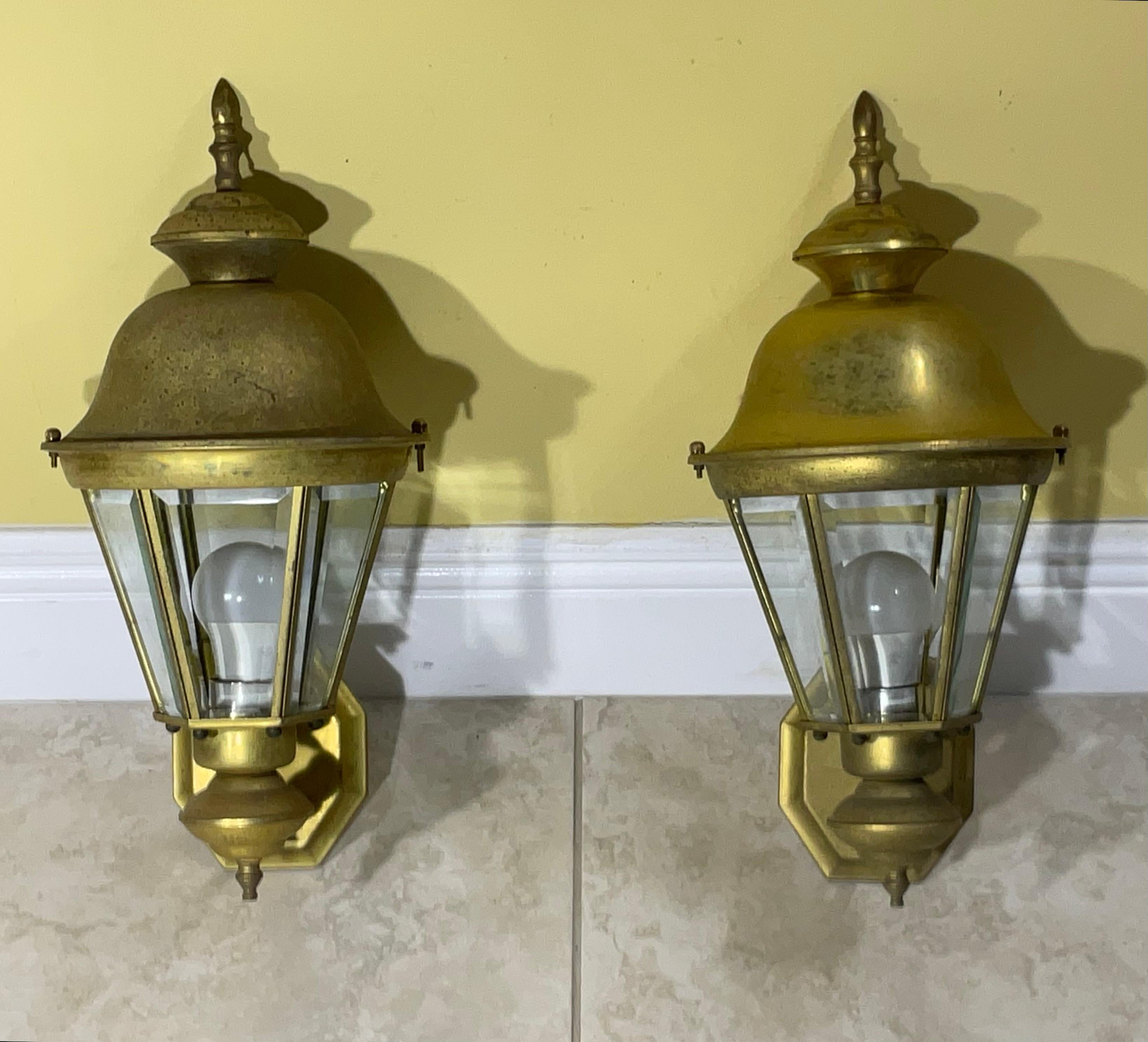 Pareja de farolillos vintage de latón para colgar en la pared en venta 6