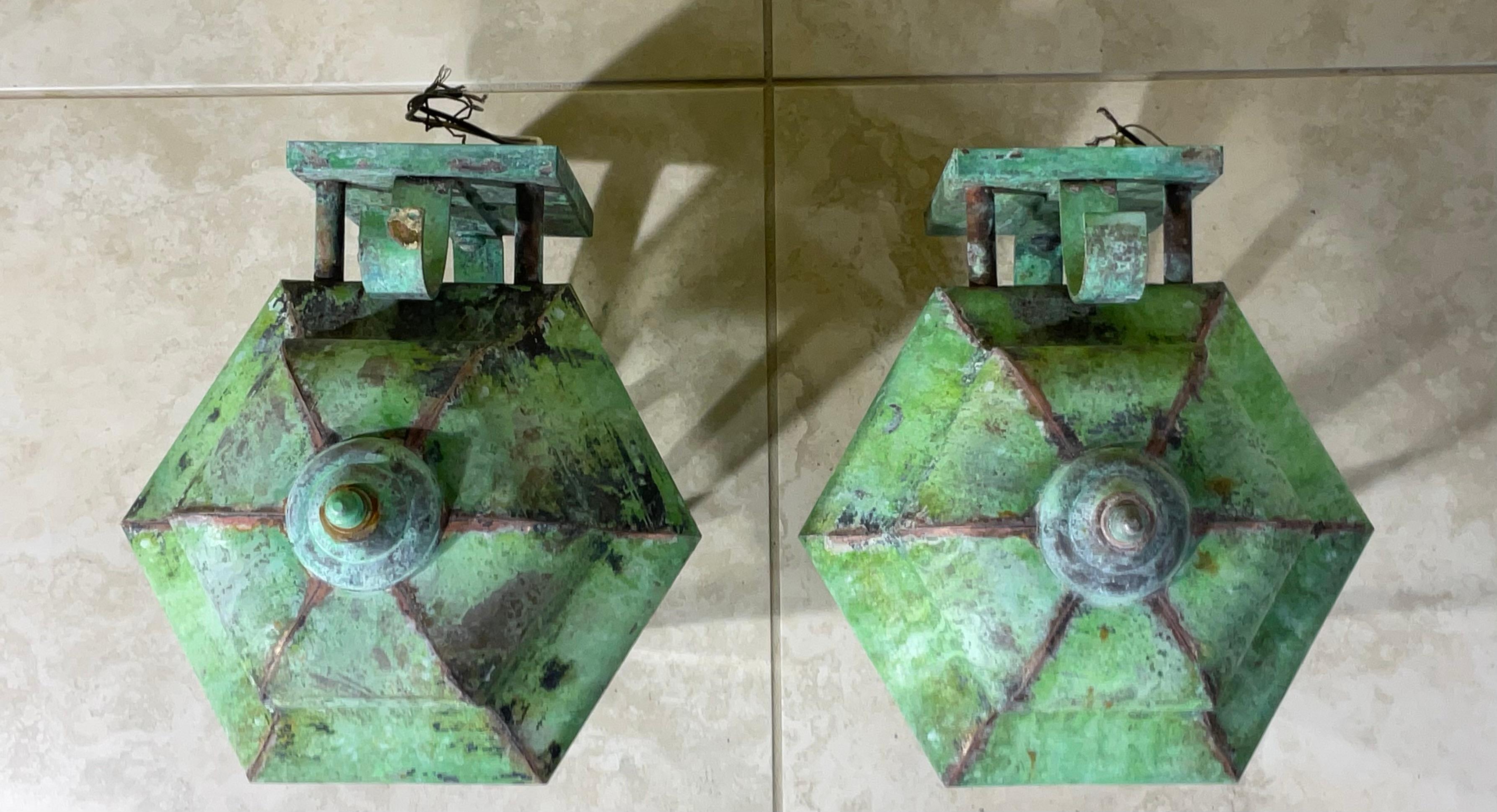 Pareja de farolillos vintage de latón para colgar en la pared en venta 6