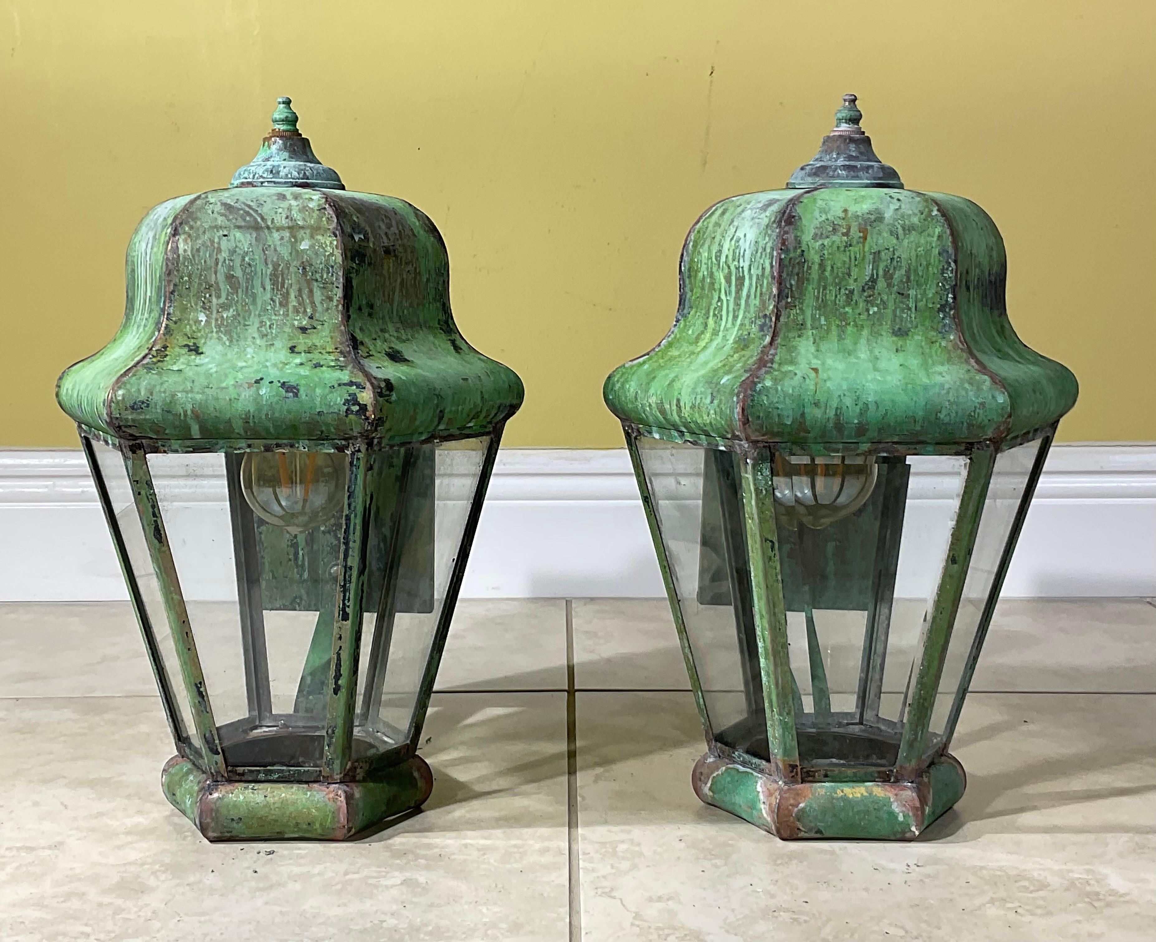 Pareja de farolillos vintage de latón para colgar en la pared en venta 7