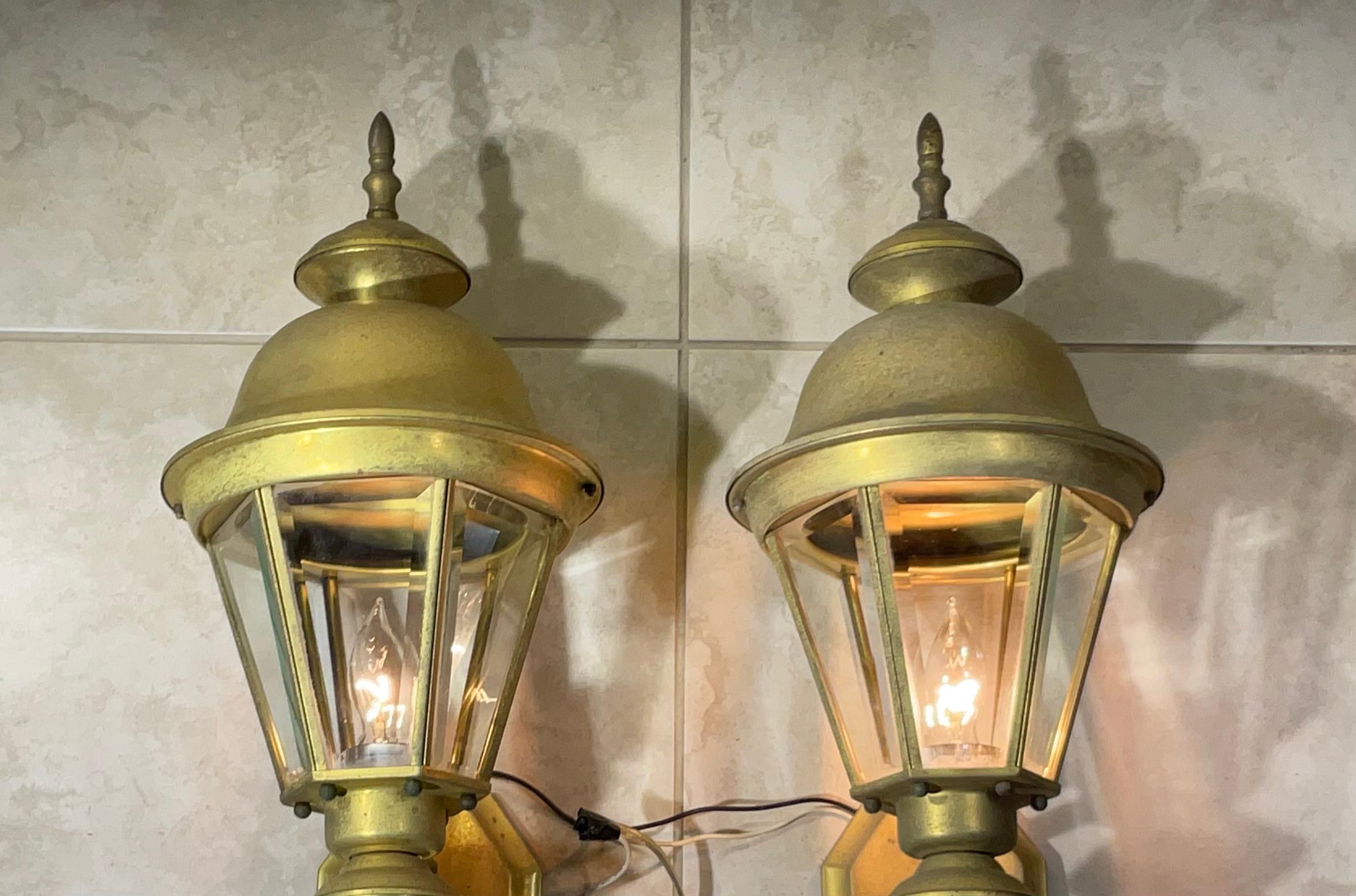 Elegante paire de lanternes murales vintage en laiton massif de qualité, avec une lumière de 60/watt chacune, verre épais biseauté.Convient aux endroits humides. Electrifié et prêt à l'emploi. Utilisation décorative à l'intérieur également en tant