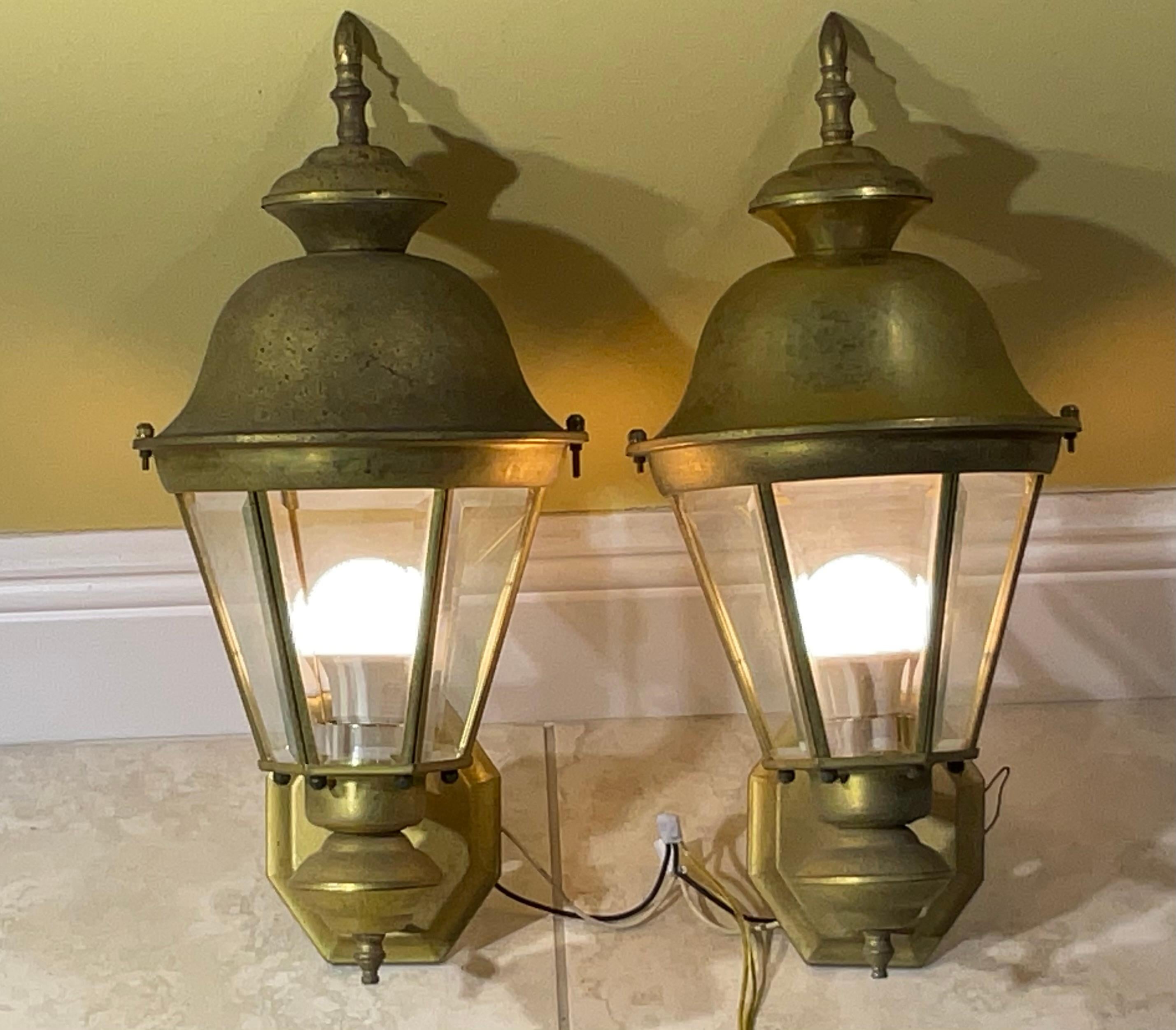 Elegante par de faroles de pared vintage fabricados en latón macizo de calidad, con una luz de 60 vatios cada uno, cristal grueso biselado.Aptos para lugares húmedos. Electrificado y listo para usar. 
Uso decorativo en interiores o exteriores.