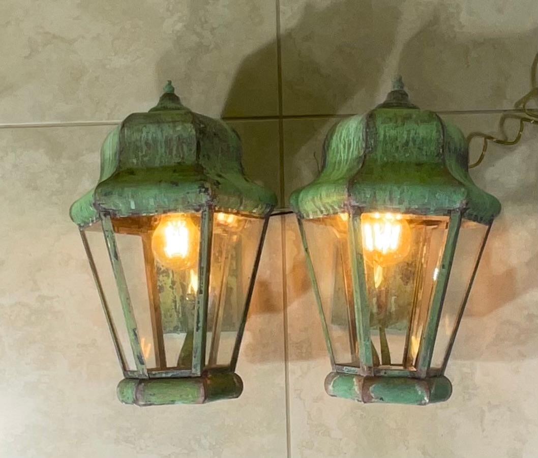 Elegante pareja de farolillos decorativos de pared vintage restaurados ,de latón macizo, con casquillo de porcelana nuevo , luz de 60 vatios cada uno, transparente  Cristal, bonita pátina, recién electrificado y listo para usar. 
Uso decorativo en