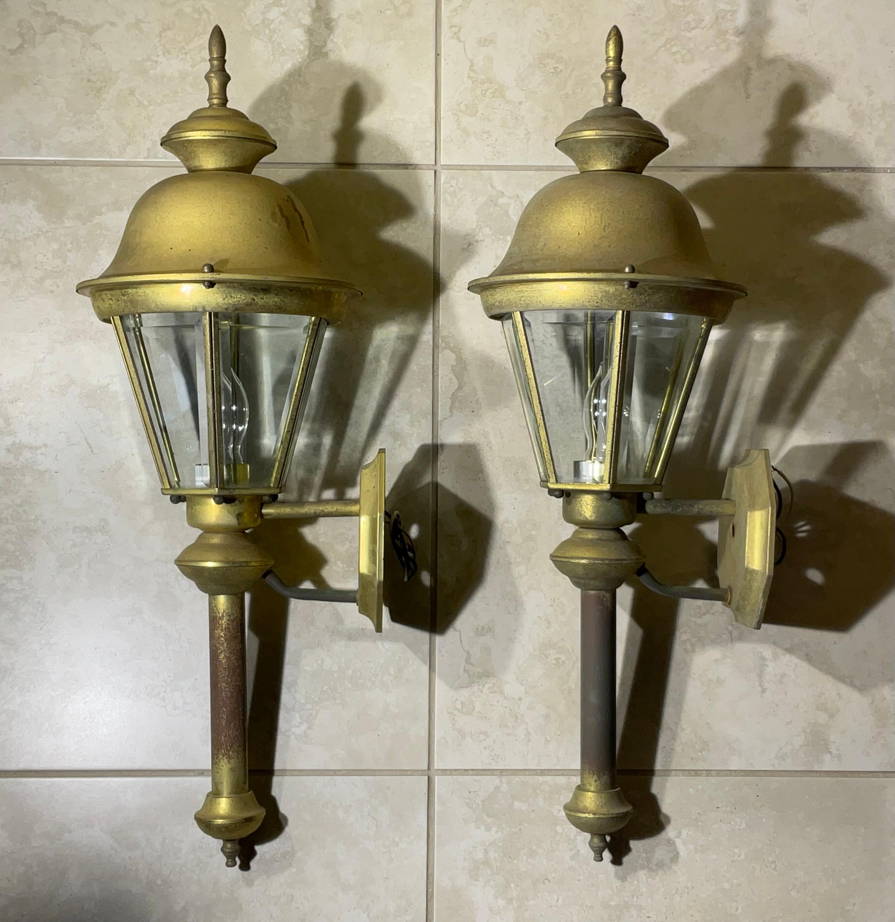 Asiatique Paire de lanternes en laiton suspendues au mur en vente