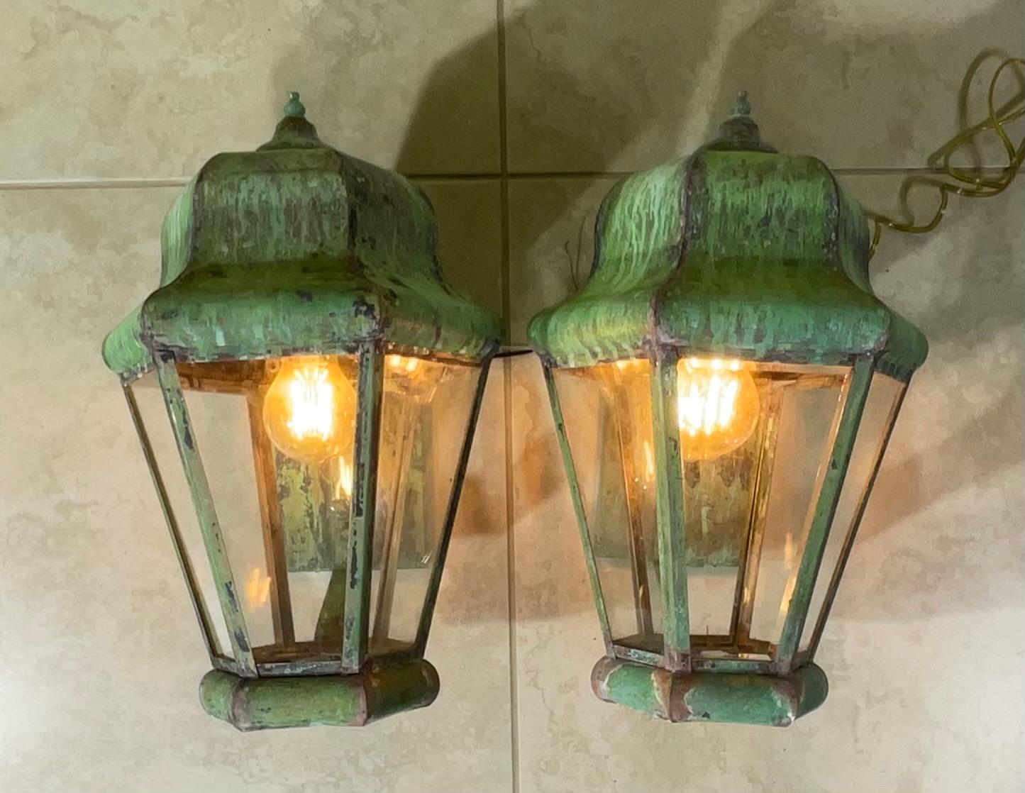 Pareja de farolillos vintage de latón para colgar en la pared Estadounidense en venta
