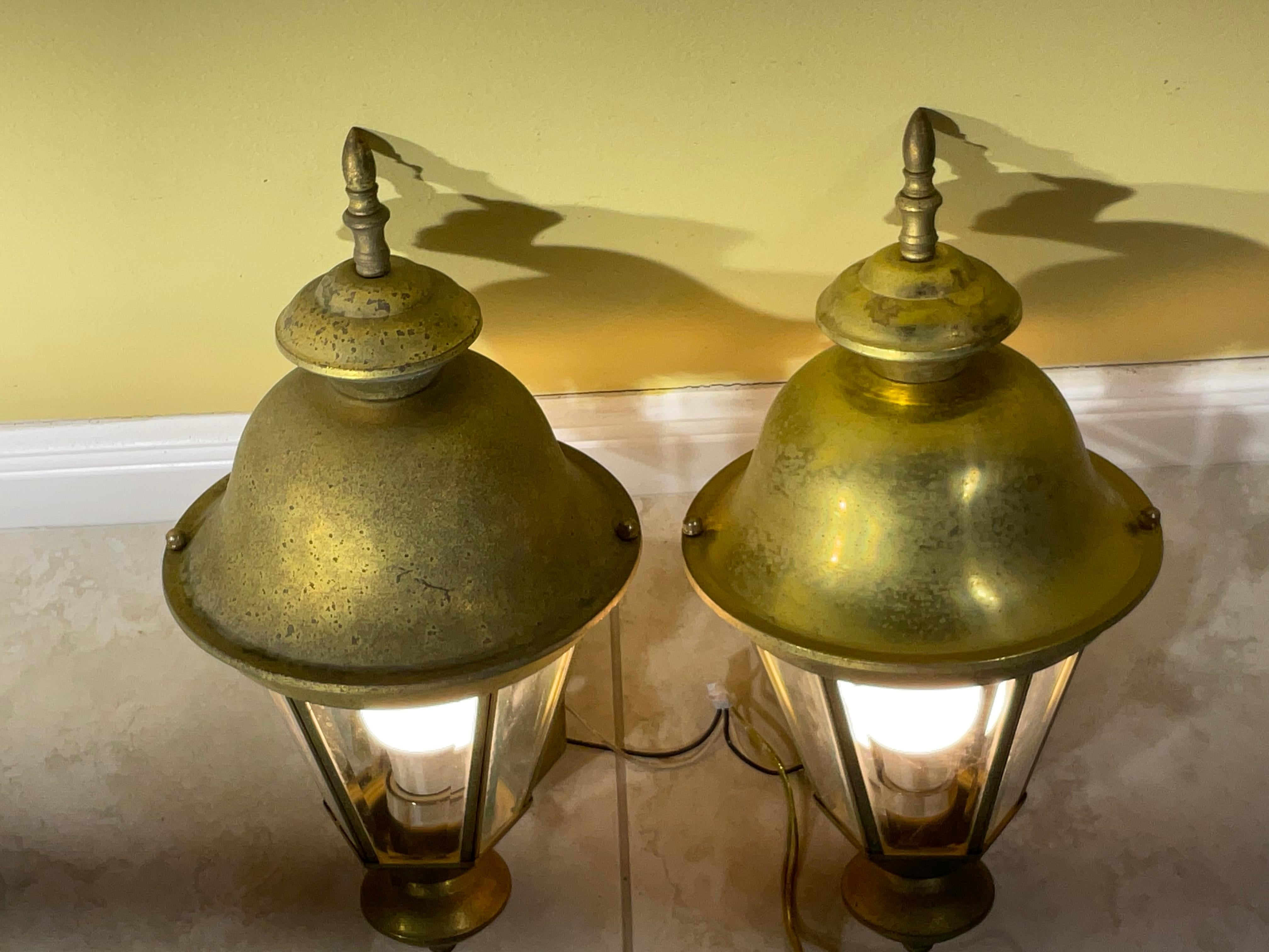 Pareja de farolillos vintage de latón para colgar en la pared Hecho a mano en venta