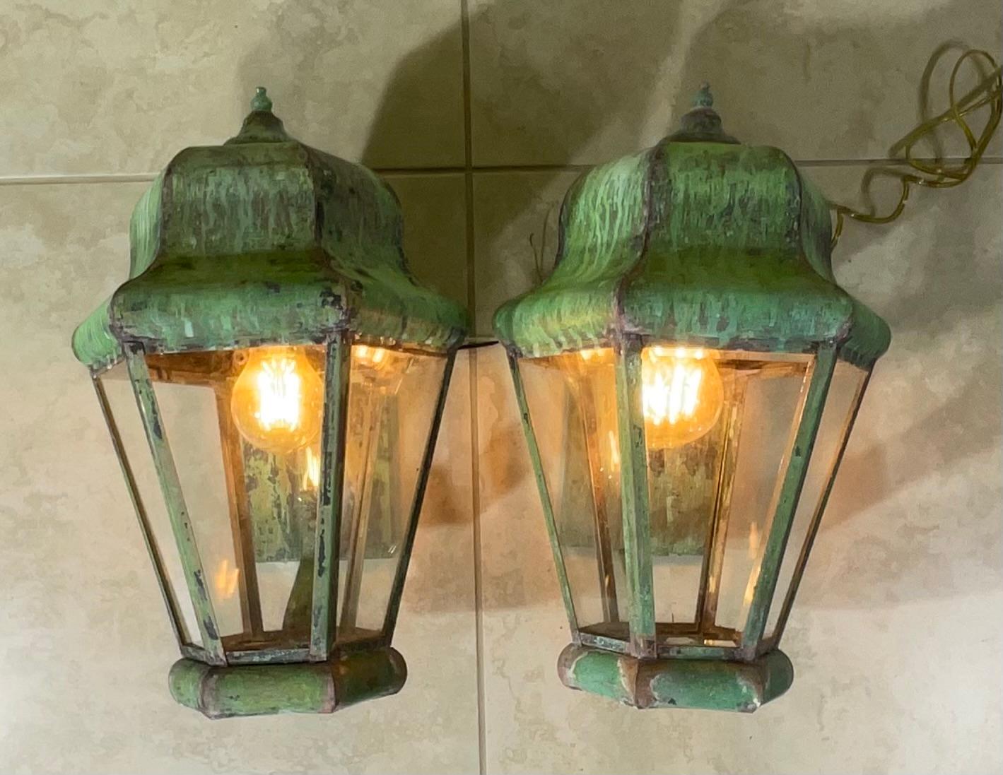Pareja de farolillos vintage de latón para colgar en la pared Hecho a mano en venta