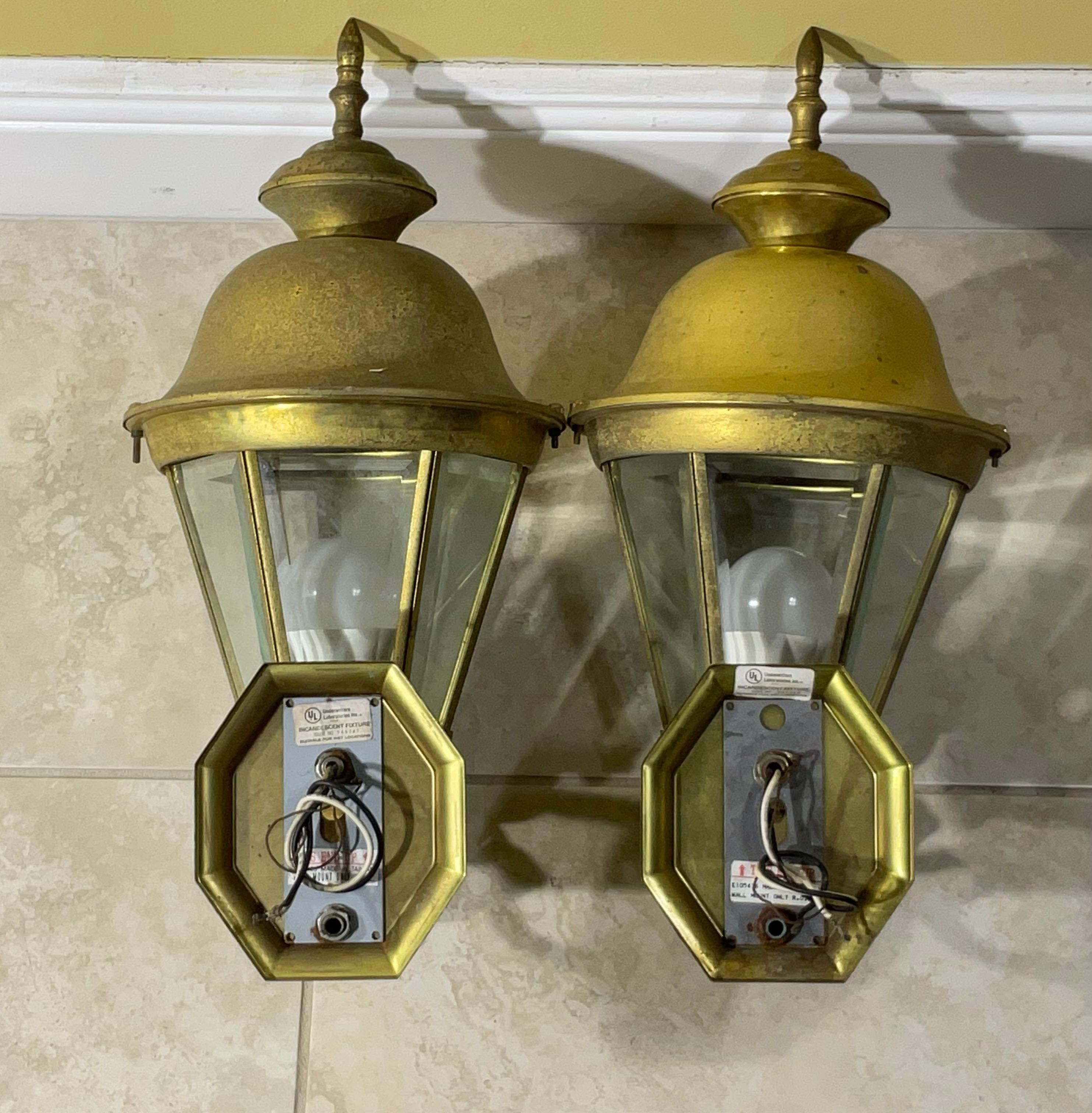 Pareja de farolillos vintage de latón para colgar en la pared en Bueno estado para la venta en Delray Beach, FL