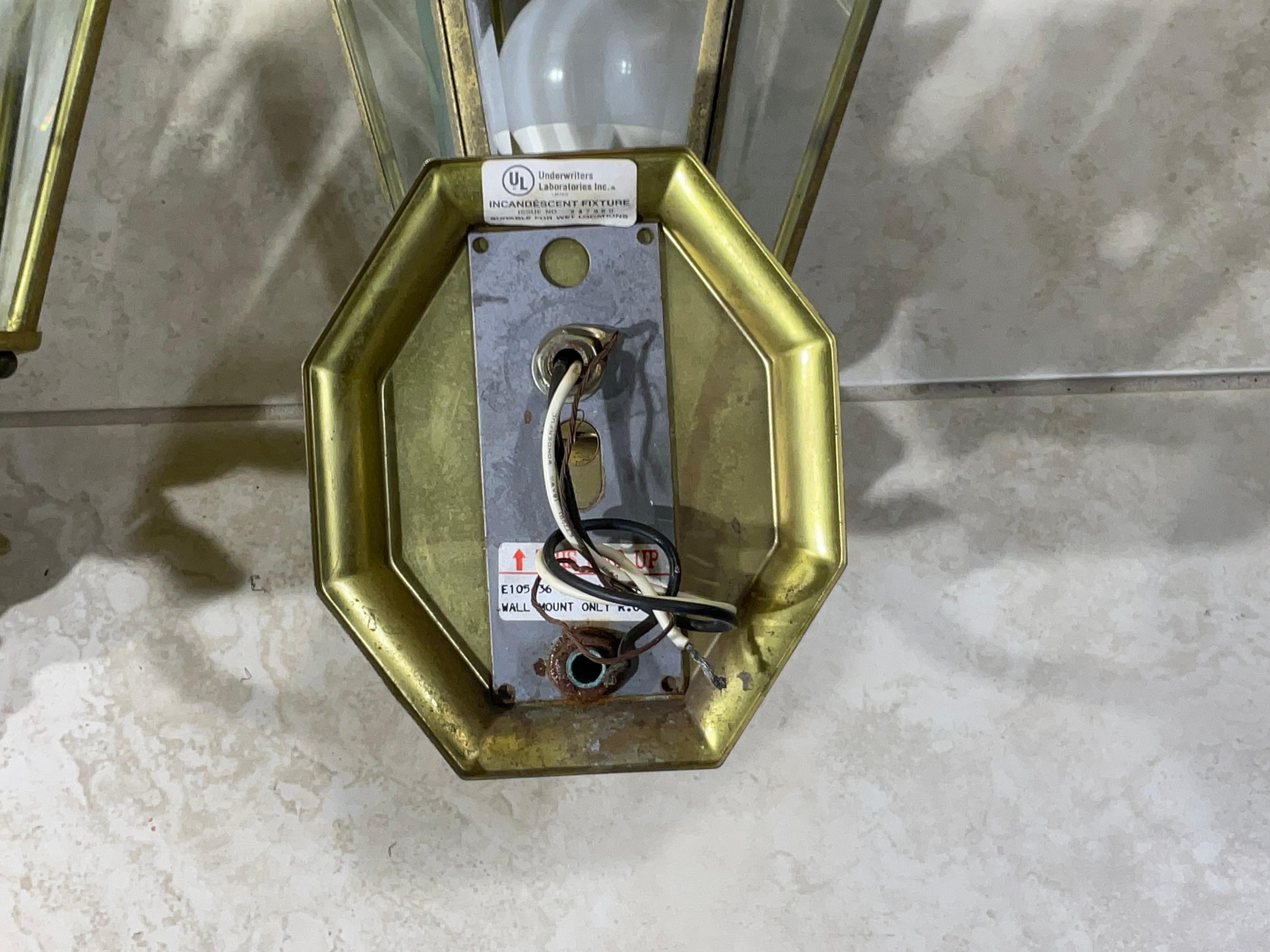 Pareja de farolillos vintage de latón para colgar en la pared siglo XX en venta