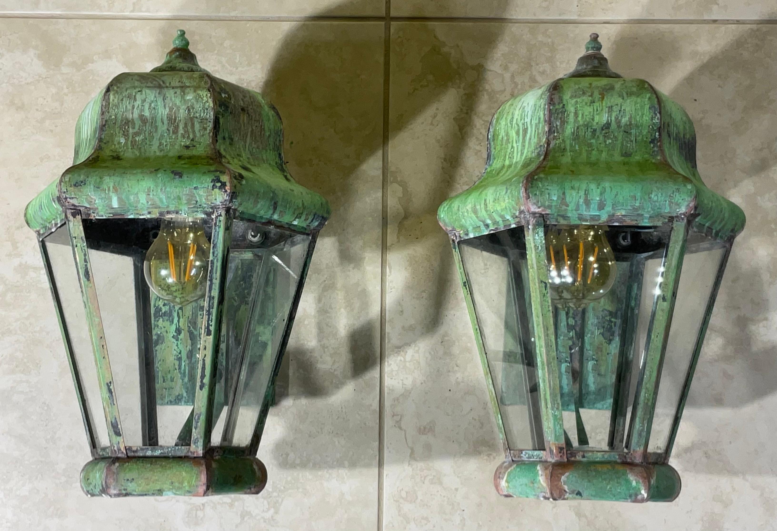 Pareja de farolillos vintage de latón para colgar en la pared siglo XX en venta