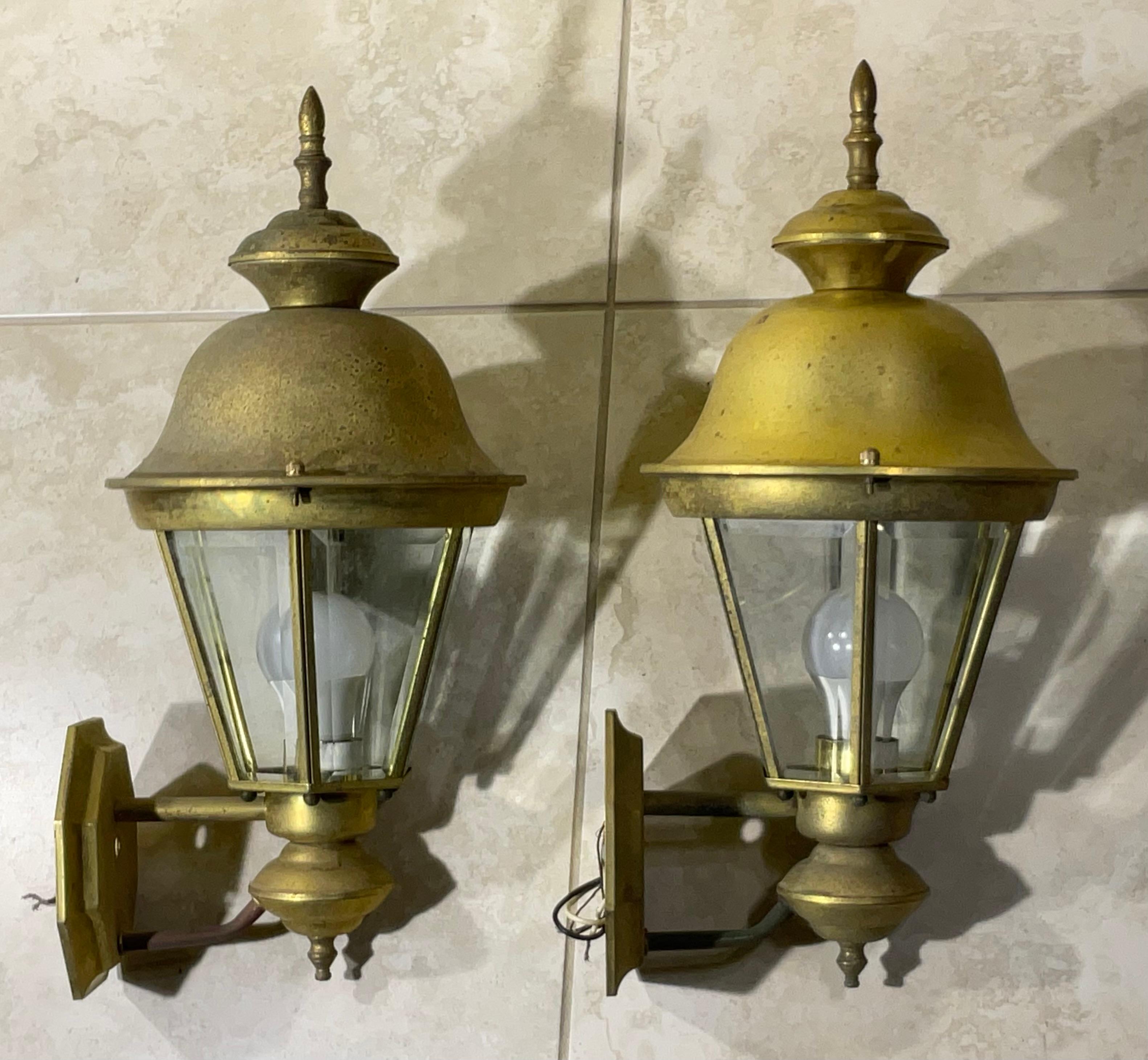 Pareja de farolillos vintage de latón para colgar en la pared Latón en venta
