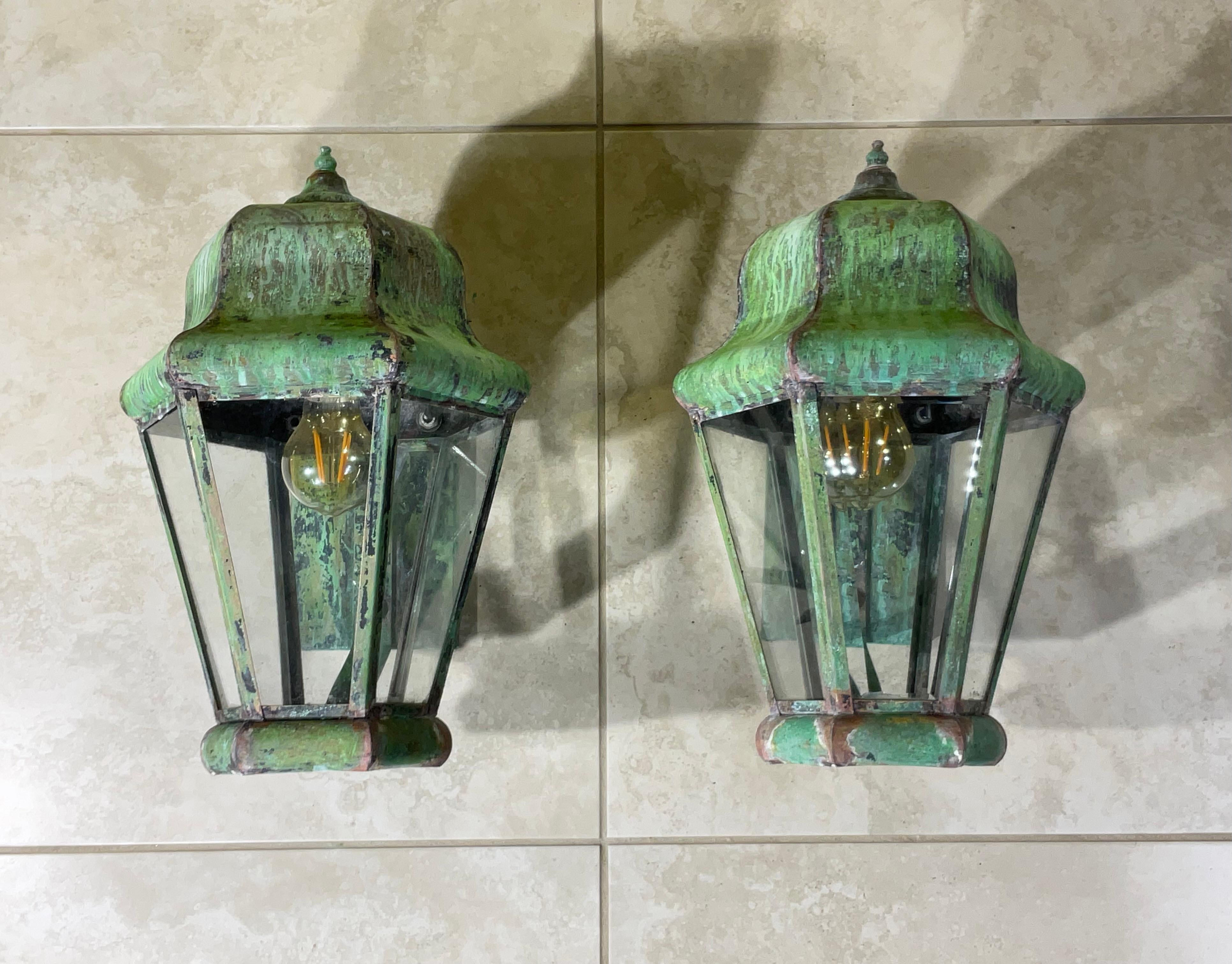 Pareja de farolillos vintage de latón para colgar en la pared Latón en venta
