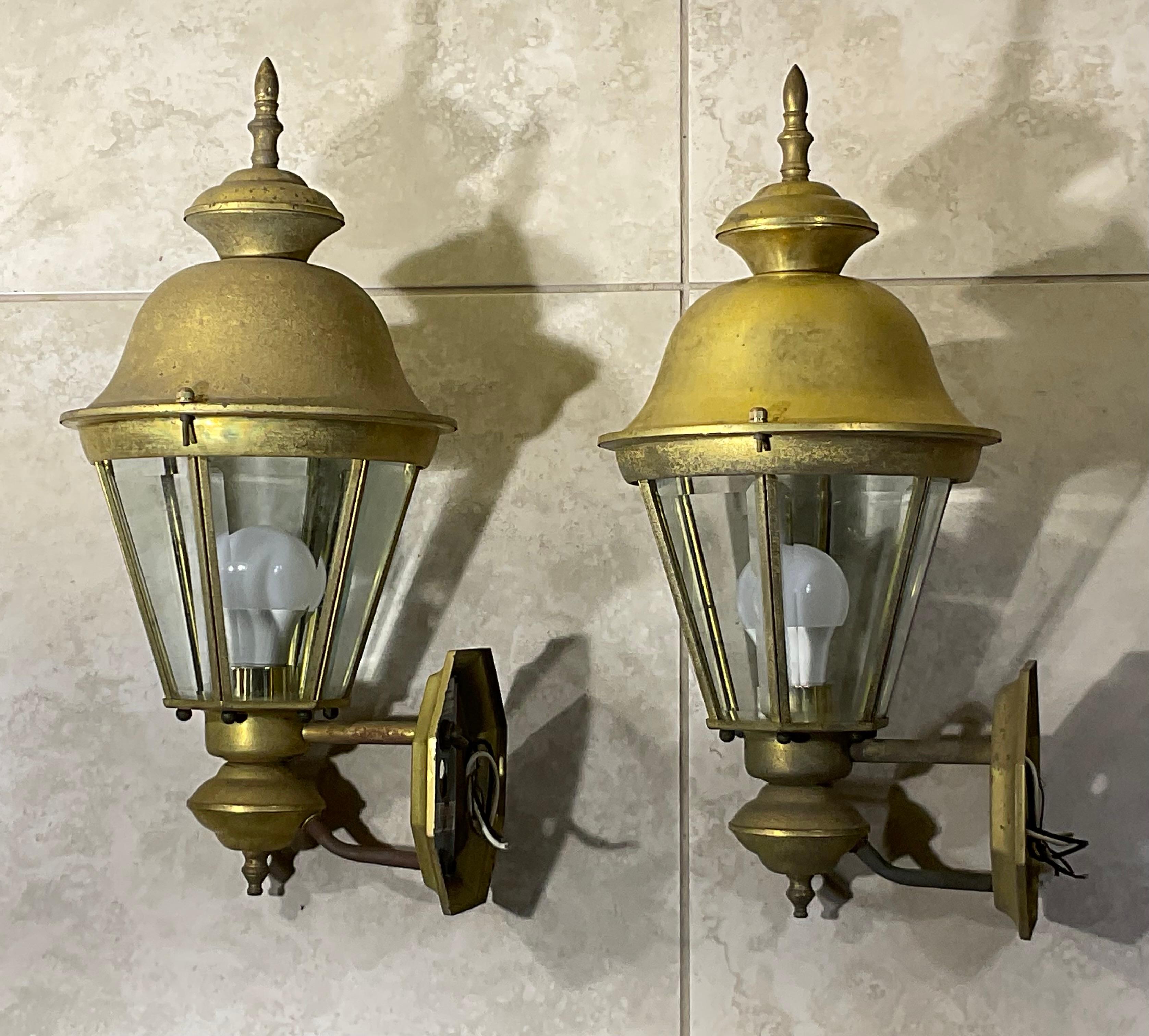 Pareja de farolillos vintage de latón para colgar en la pared en venta 1