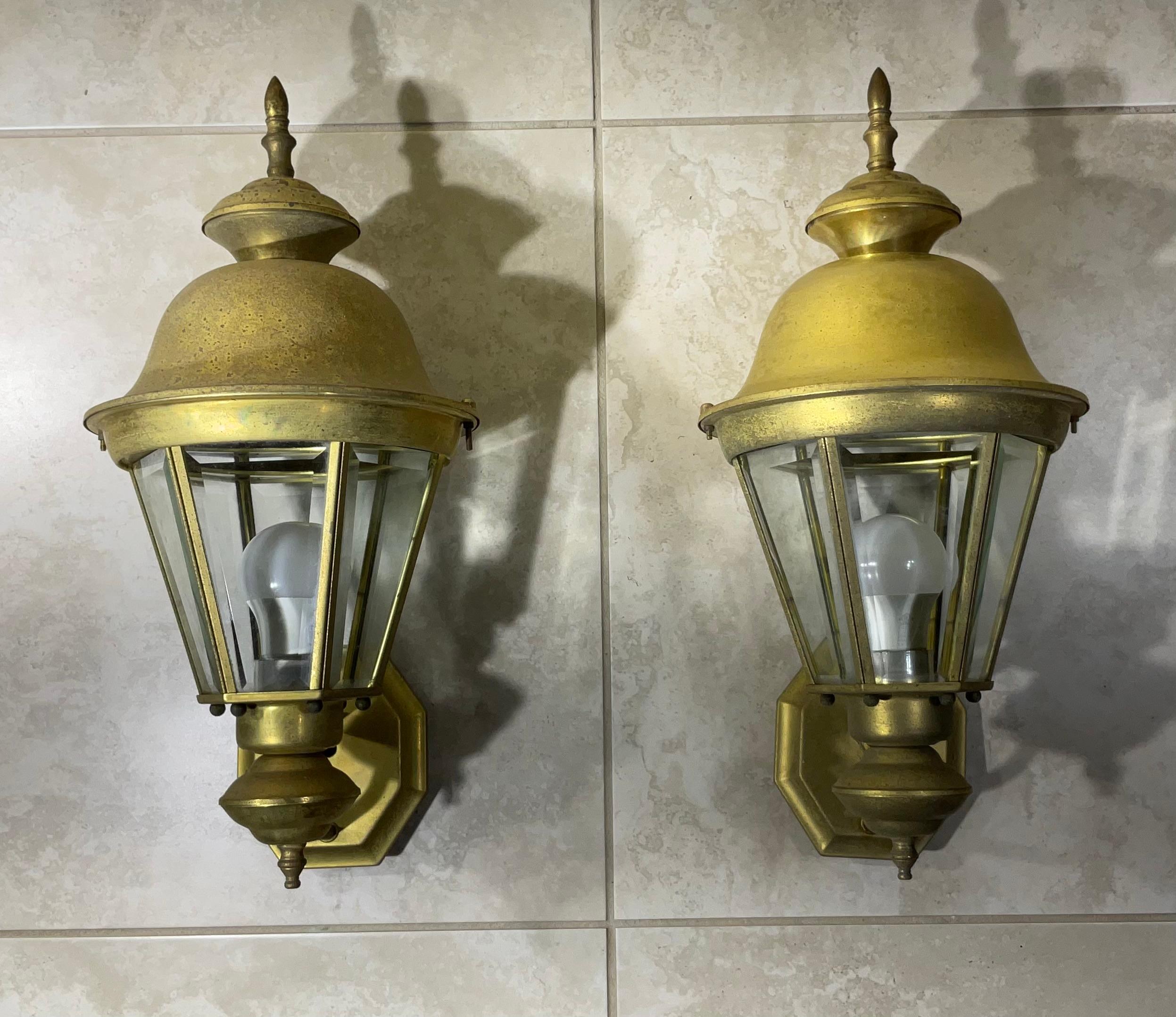 Pareja de farolillos vintage de latón para colgar en la pared en venta 2