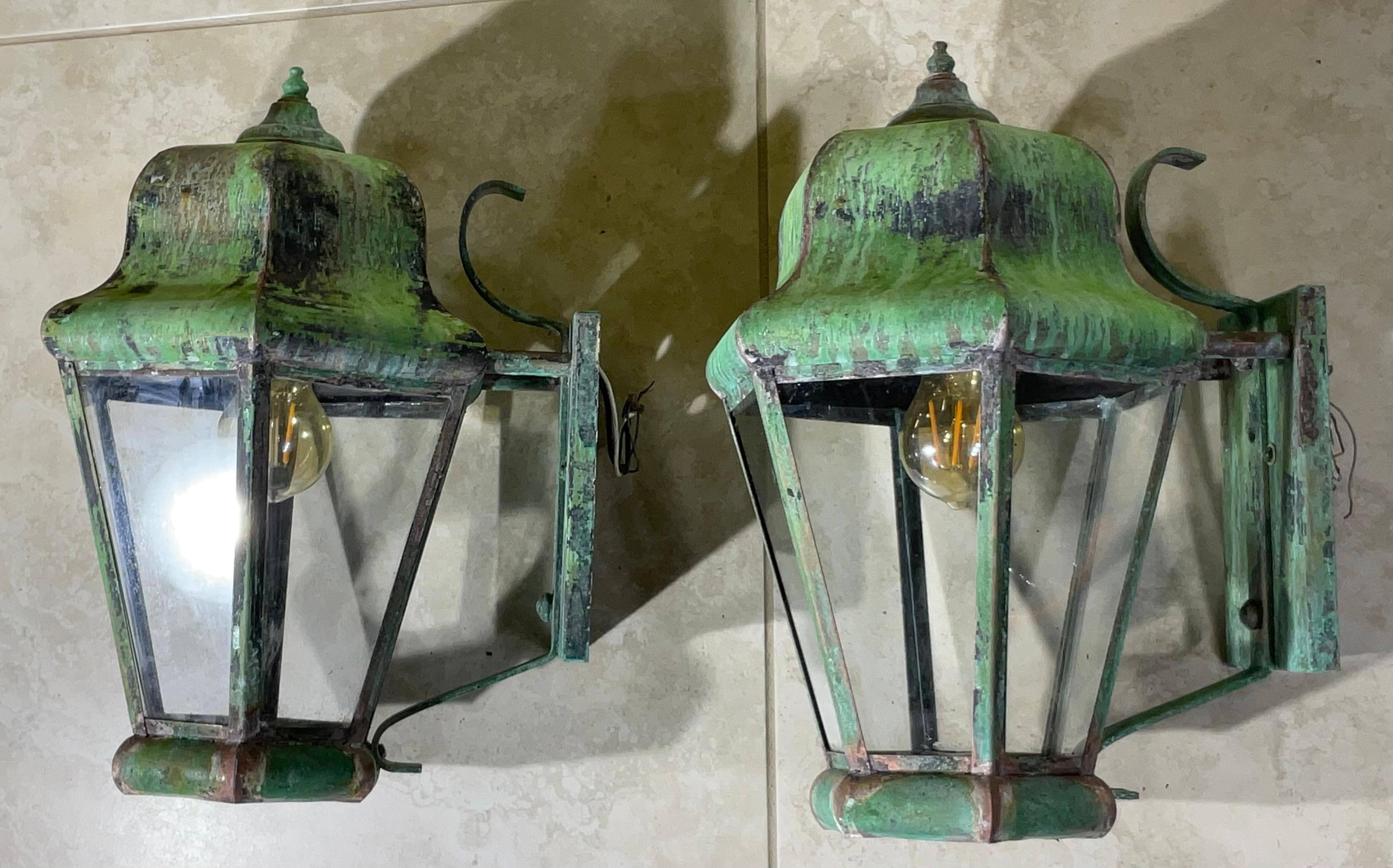Pareja de farolillos vintage de latón para colgar en la pared en venta 2