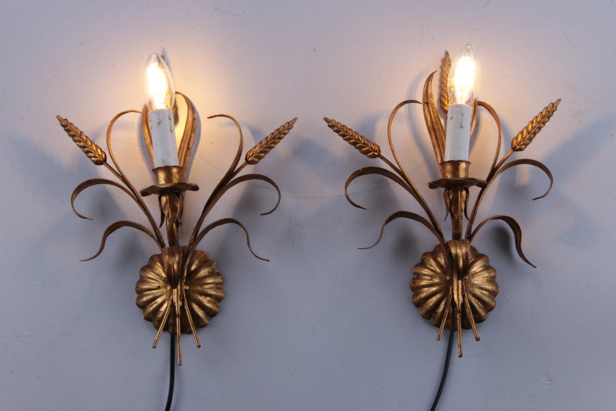 Pair of Vintage Wall Lamps in Regency Style by Hans Kogl, 1970

Set of two wall lamps from around 1970, designed by Hans Kögl.

Made of metal and they have a beautiful golden color.

The lamps have ears of corn with beautiful leaves.

Metal body