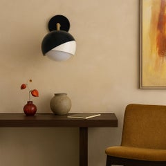 Coppia di lampade da parete vintage in ottone e smalto bicolore, globi di vetro smerigliato