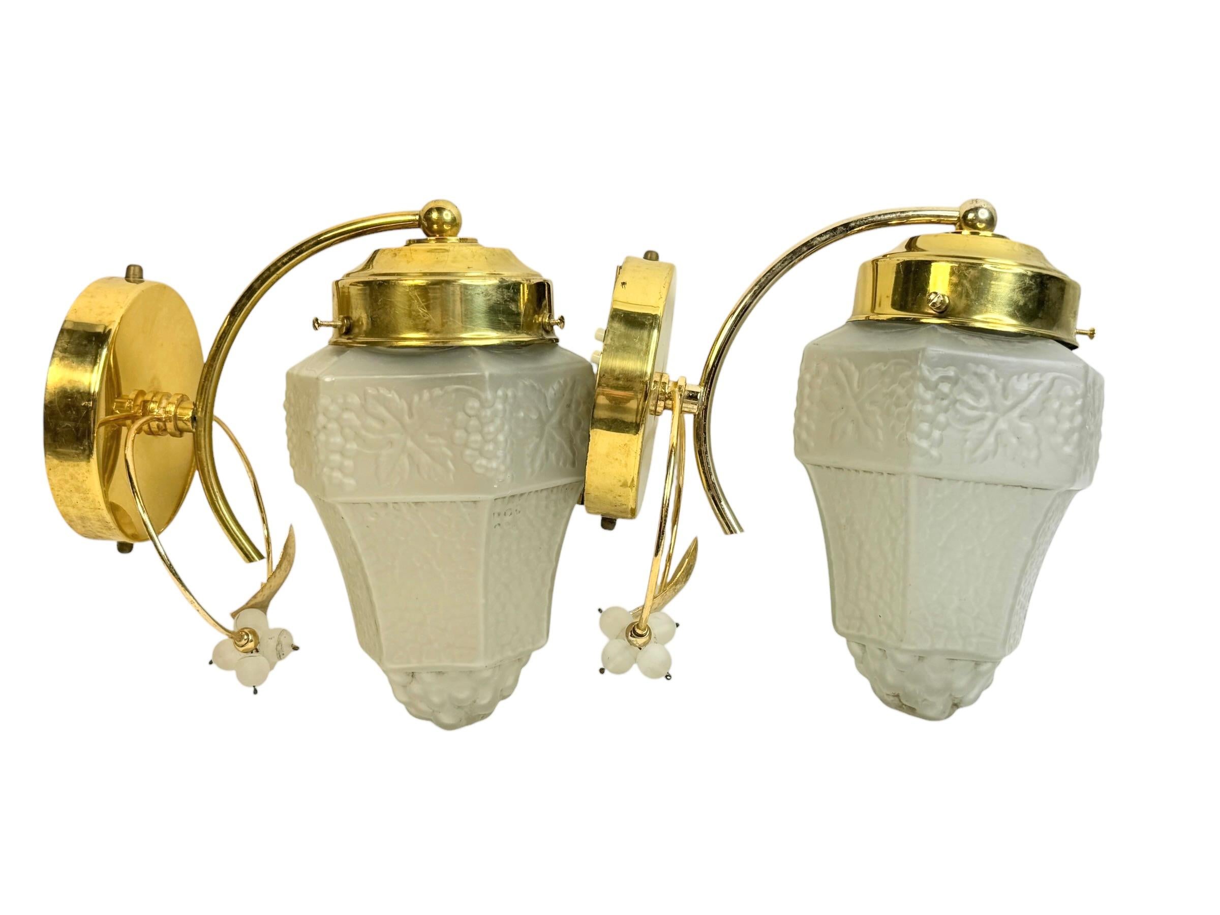 Coppia di lampade da parete d'epoca, ottone e vetro a forma di uva, Germania anni '70 in vendita 3